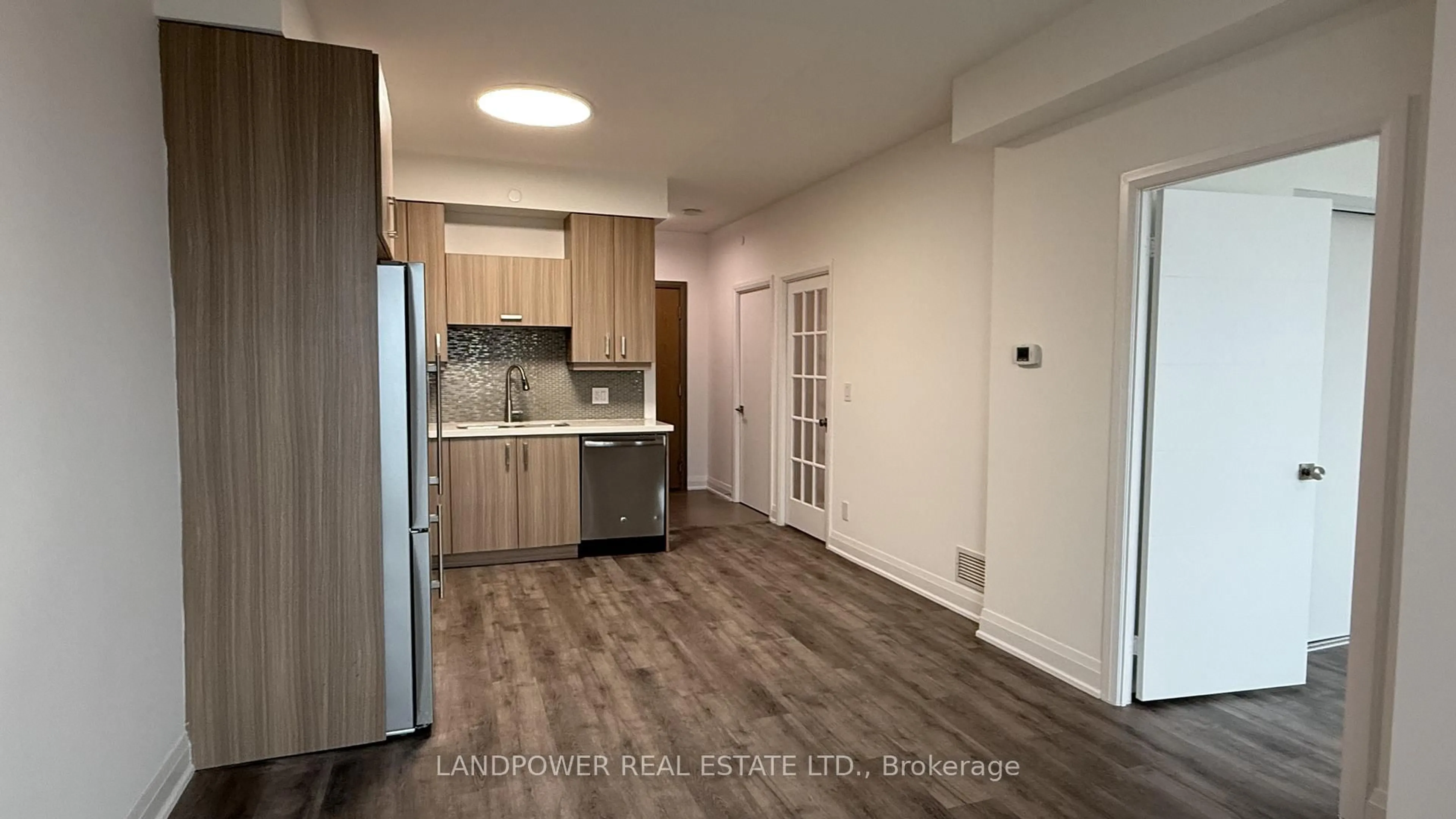Standard kitchen, wood/laminate floor for 28 Uptown Dr #515, Markham Ontario L3R 5M8