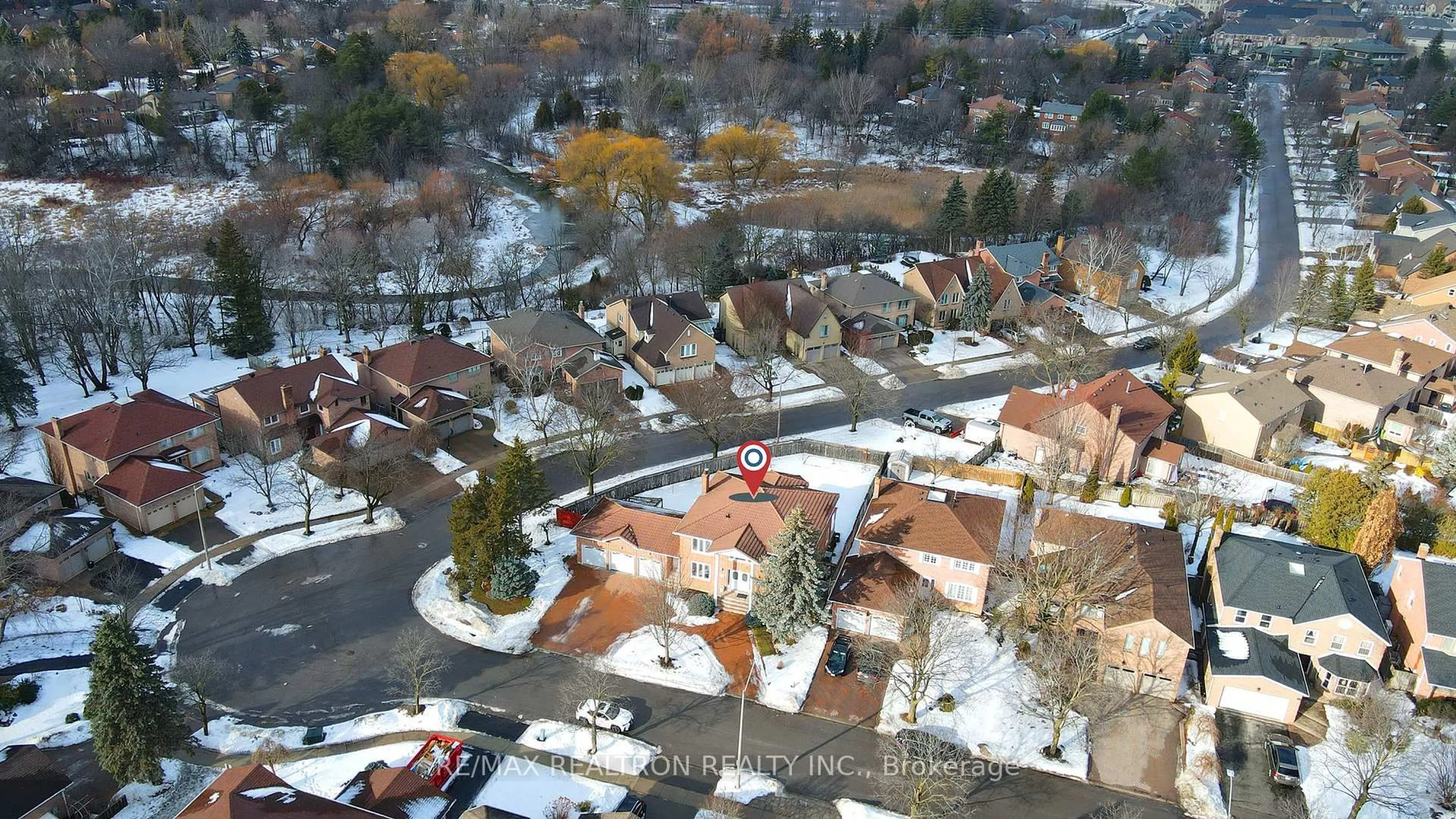 A pic from outside/outdoor area/front of a property/back of a property/a pic from drone, street for 45 Aitken Circ, Markham Ontario L3R 7L3