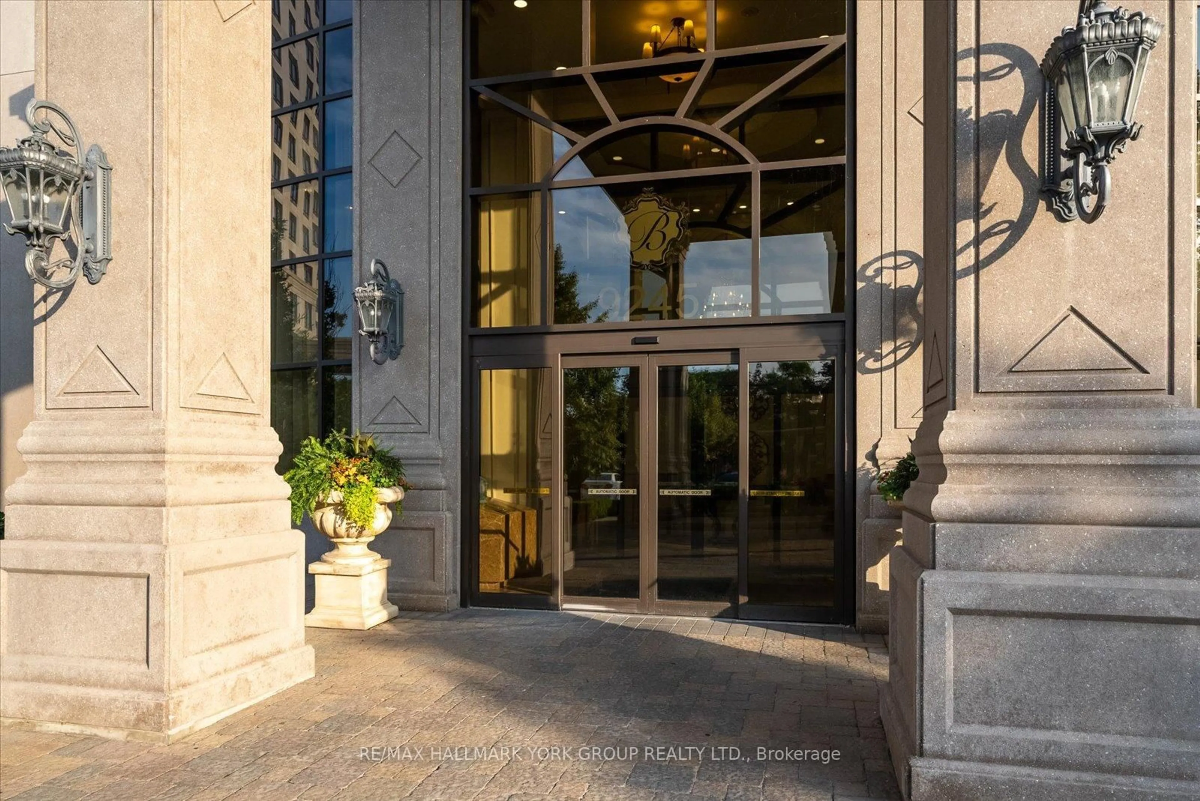 Indoor foyer for 9245 Jane St #1601, Vaughan Ontario L6A 0J9