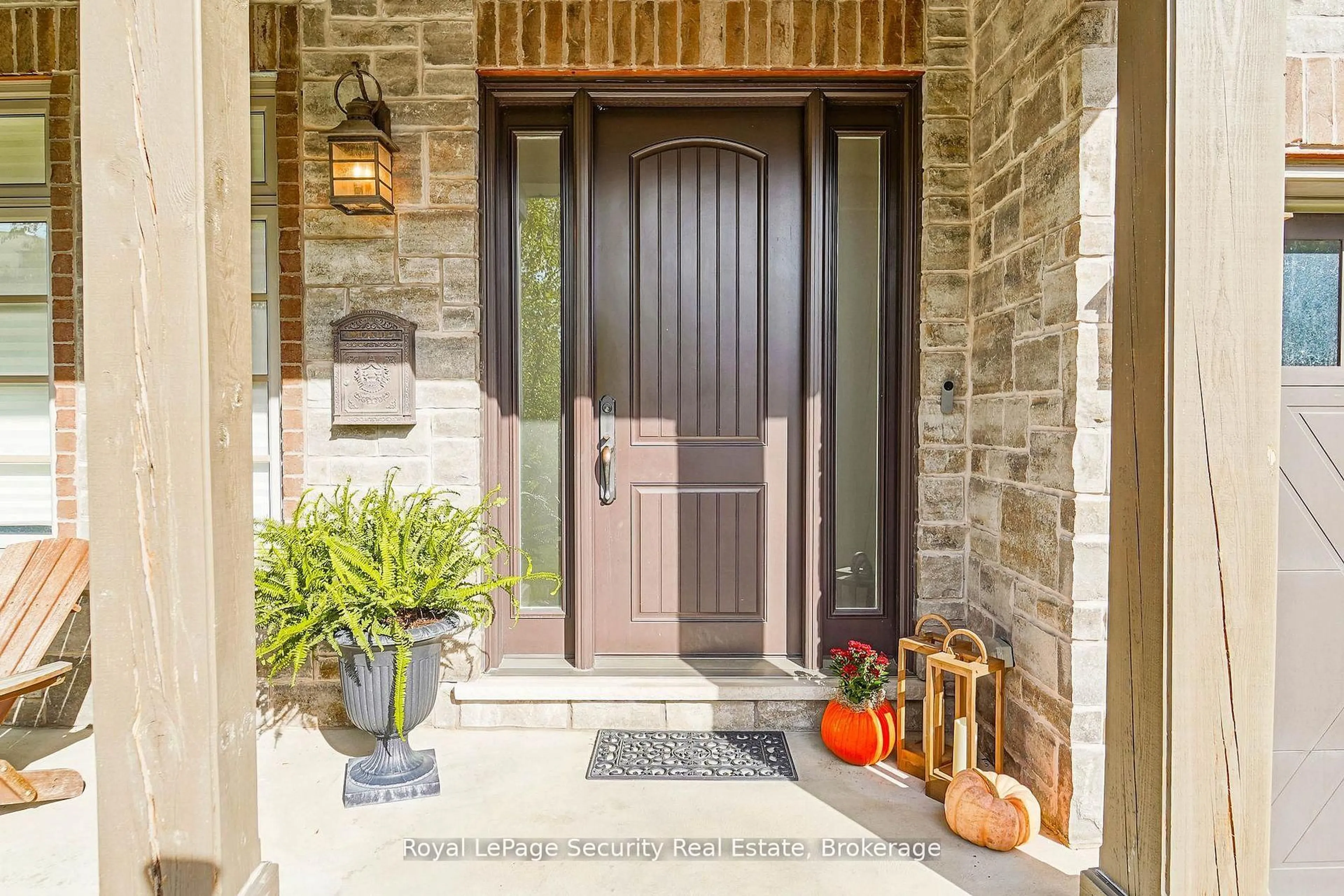 Indoor entryway for 7 Trimingham Crt, Richmond Hill Ontario L4C 6W9