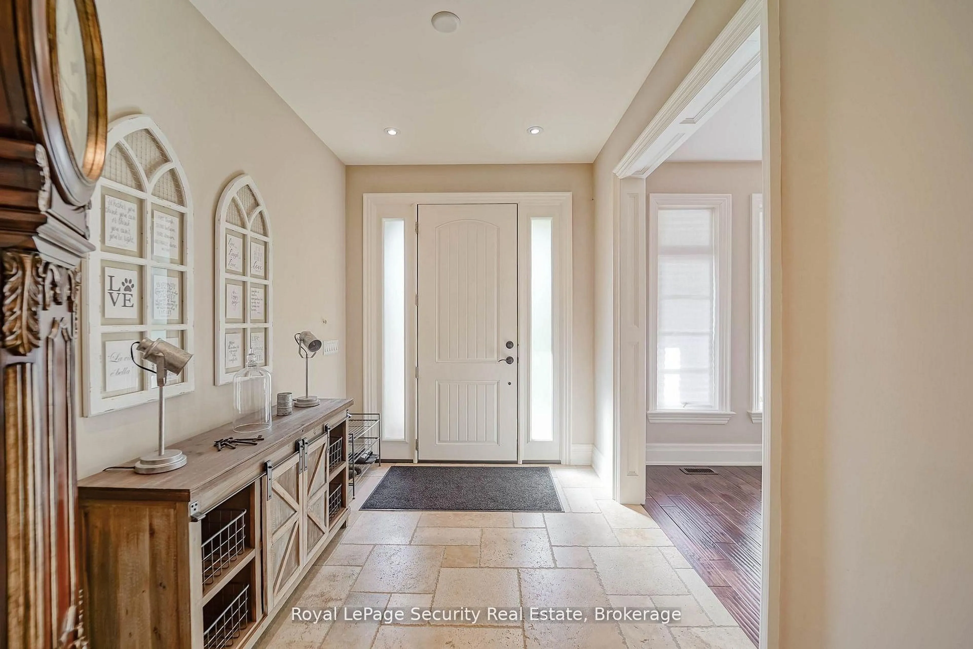 Indoor entryway for 7 Trimingham Crt, Richmond Hill Ontario L4C 6W9