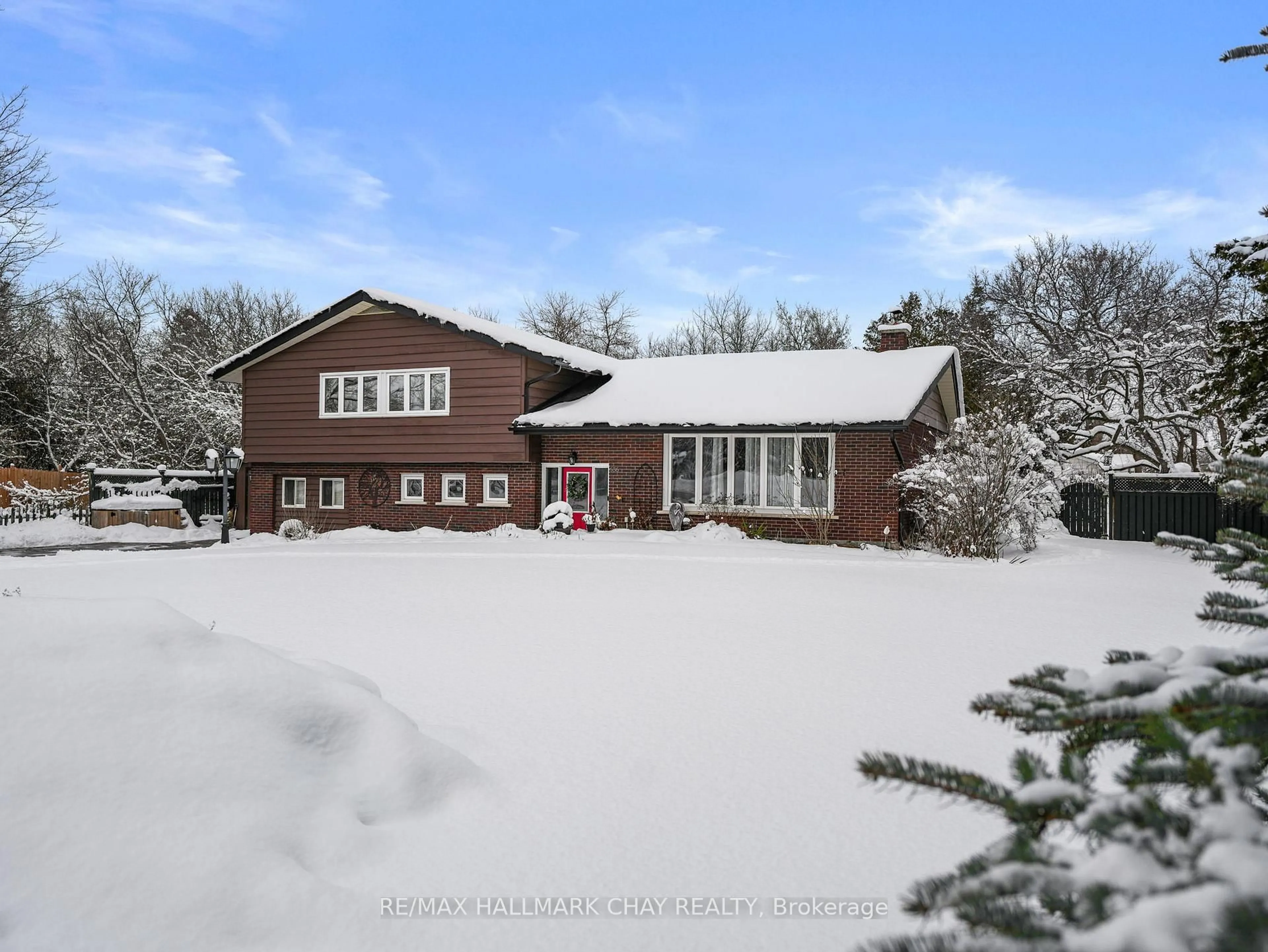 A pic from outside/outdoor area/front of a property/back of a property/a pic from drone, unknown for 636 Victoria St, New Tecumseth Ontario L9R 1K1