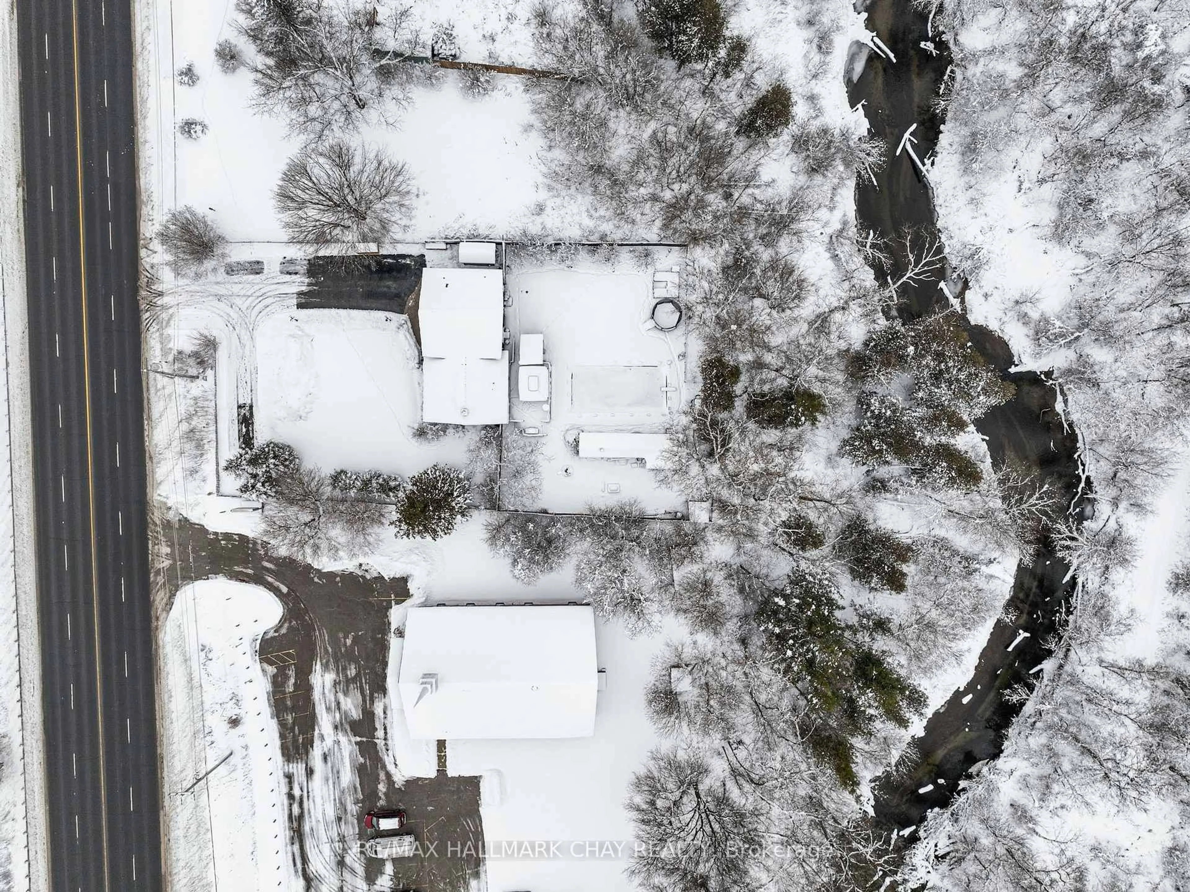 A pic from outside/outdoor area/front of a property/back of a property/a pic from drone, street for 636 Victoria St, New Tecumseth Ontario L9R 1K1