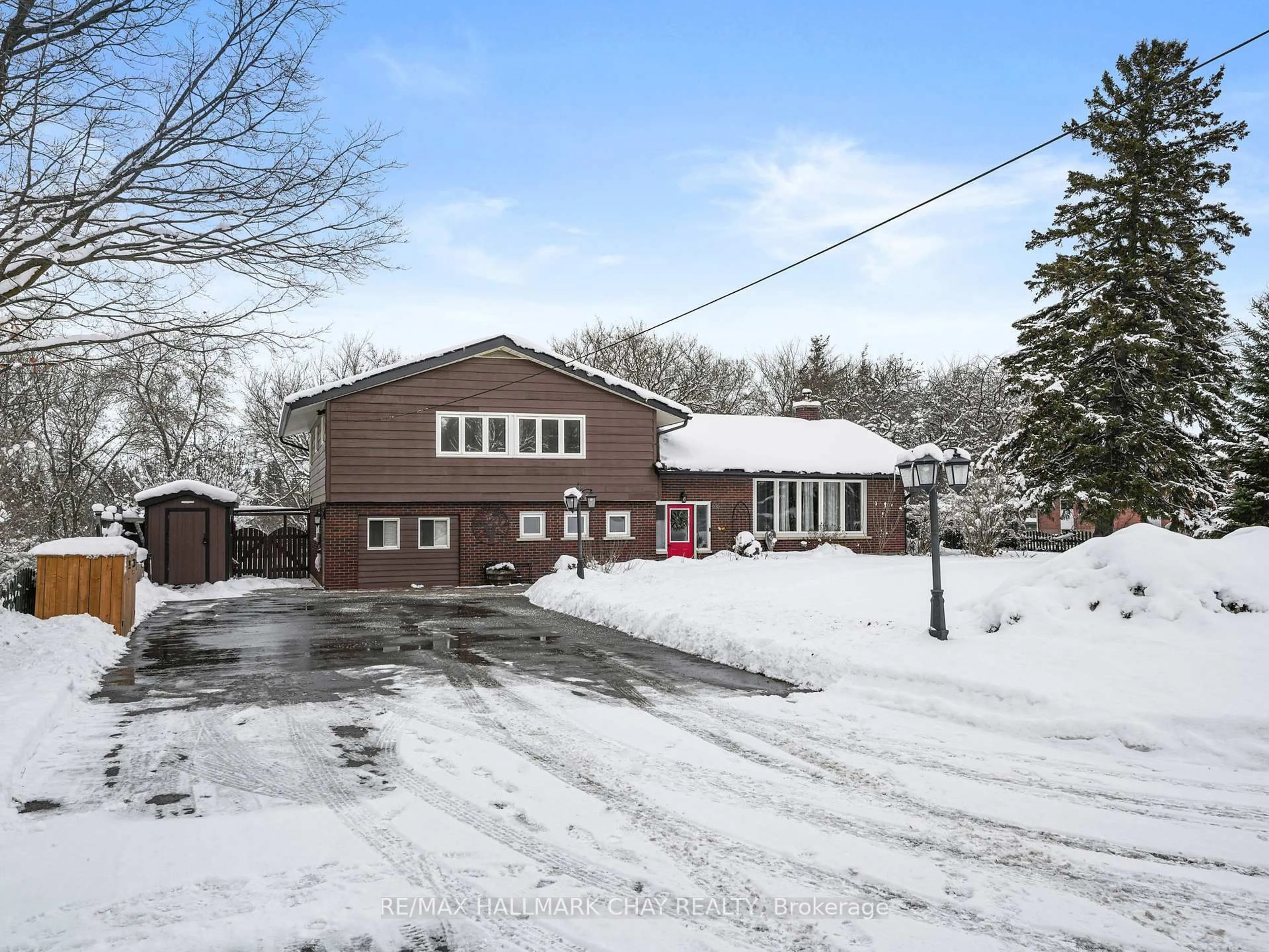 A pic from outside/outdoor area/front of a property/back of a property/a pic from drone, street for 636 Victoria St, New Tecumseth Ontario L9R 1K1