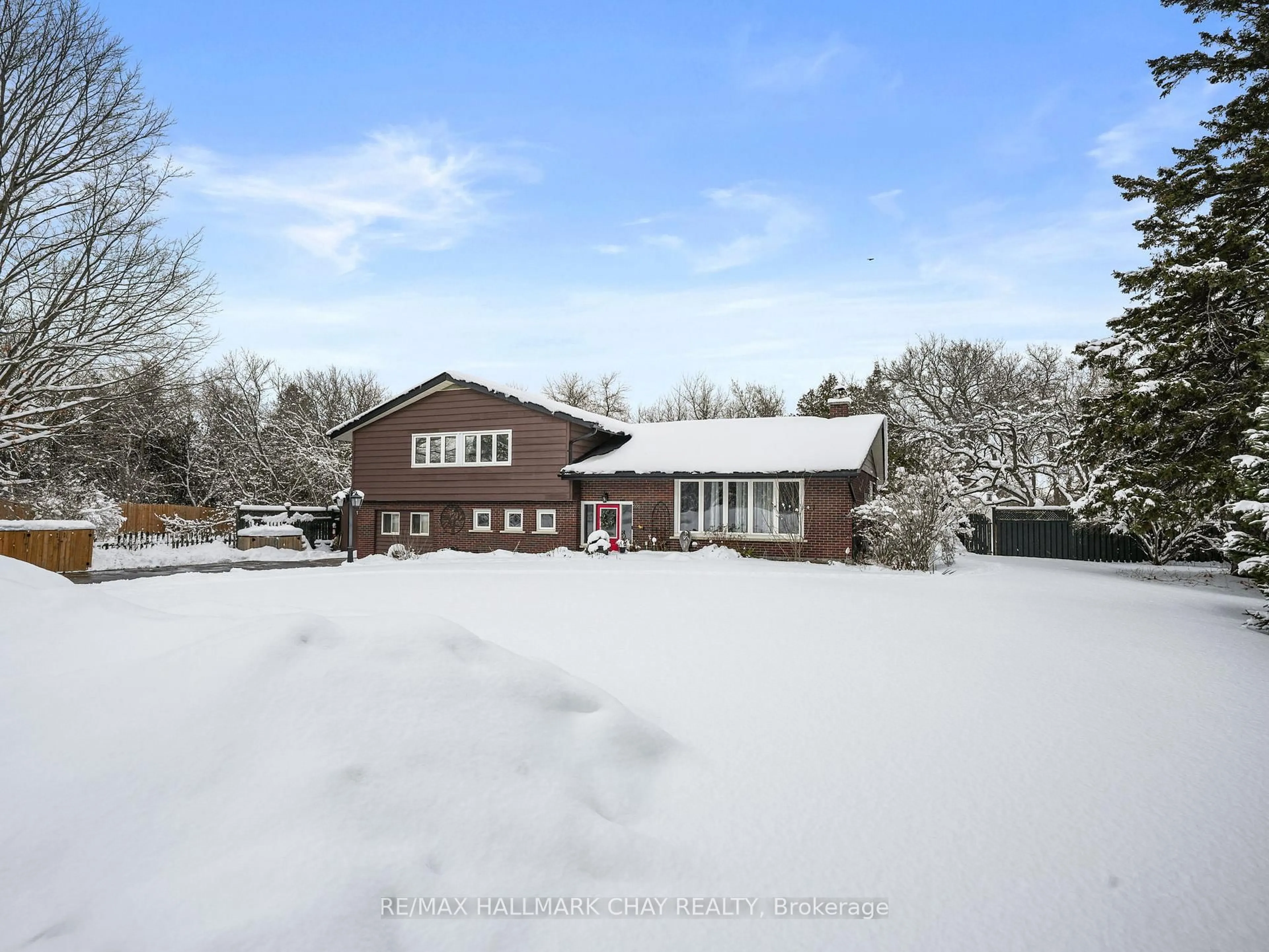 A pic from outside/outdoor area/front of a property/back of a property/a pic from drone, unknown for 636 Victoria St, New Tecumseth Ontario L9R 1K1