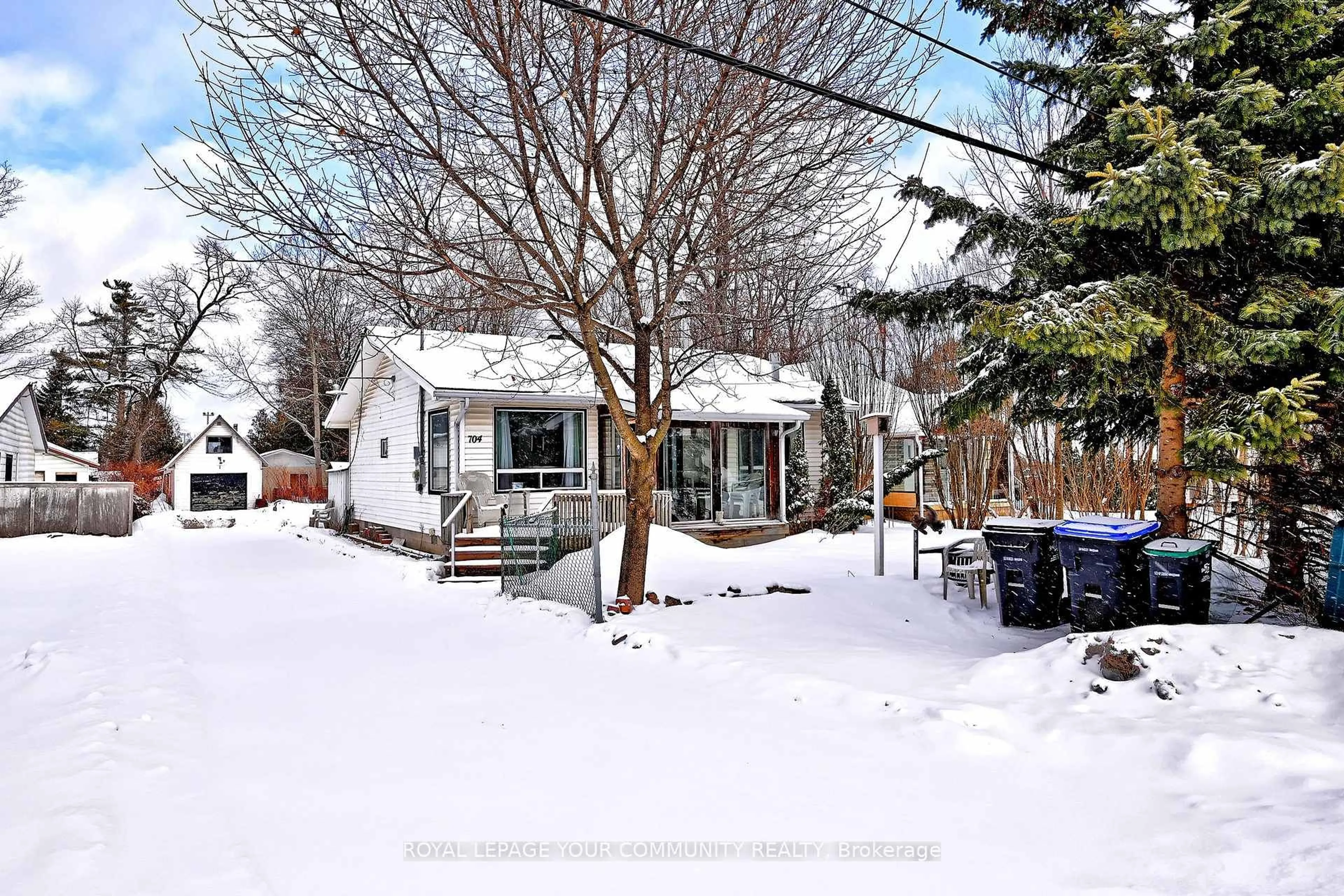 Patio, street for 704 Hastings Ave, Innisfil Ontario L9S 1Z3