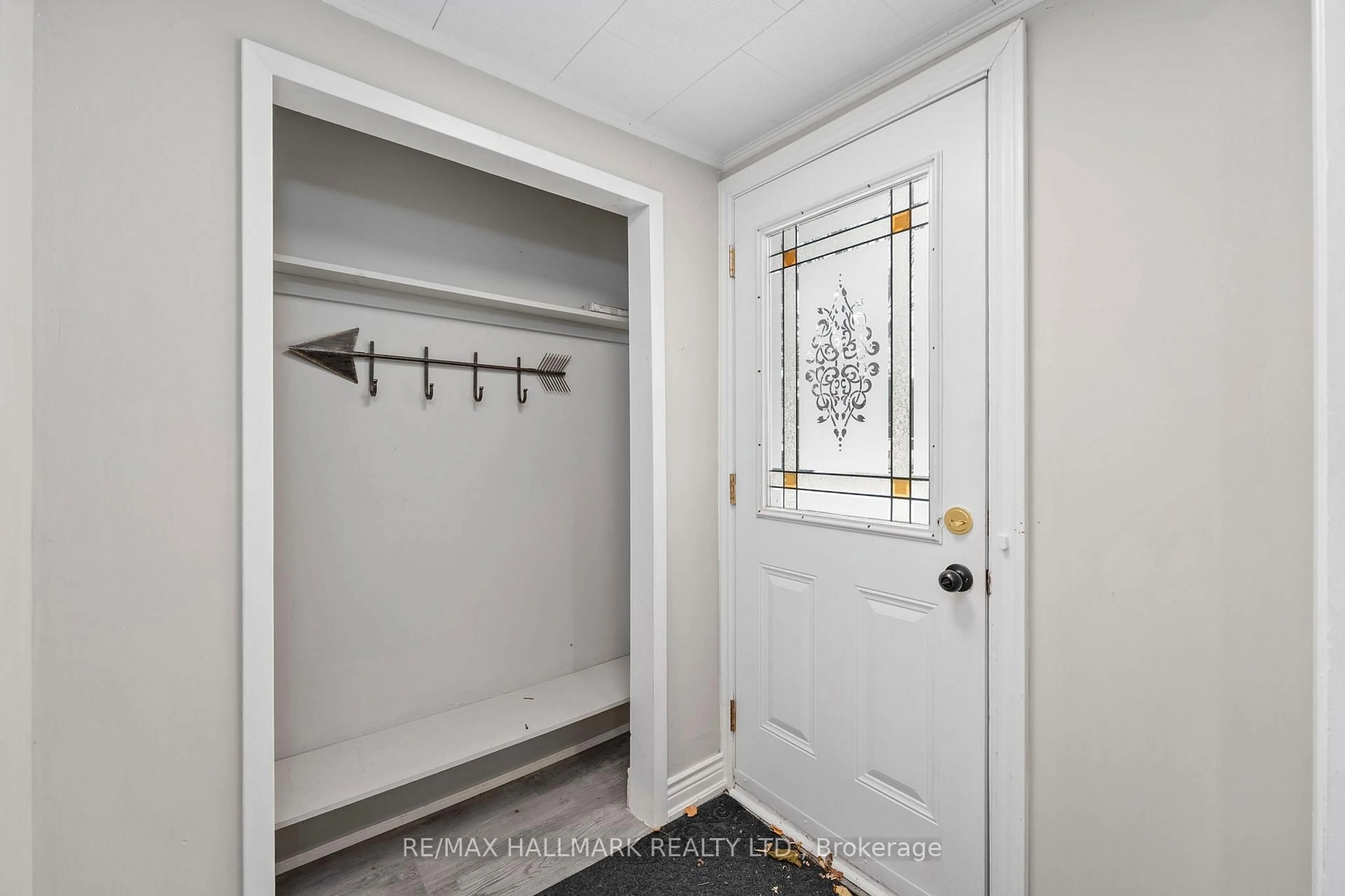 Indoor entryway for 41 Shirlea Blvd, Georgina Ontario L4P 1L1