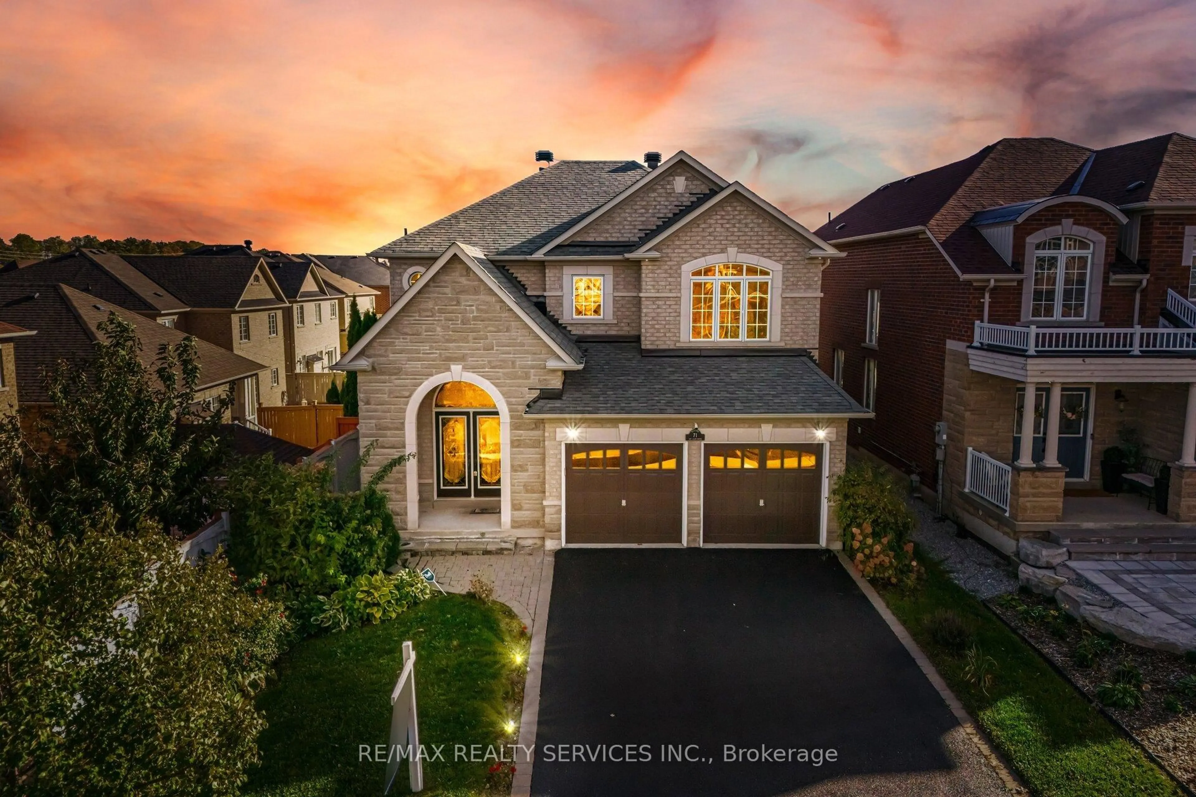 A pic from outside/outdoor area/front of a property/back of a property/a pic from drone, street for 71 Ivy Glen Dr, Vaughan Ontario L6A 0P3