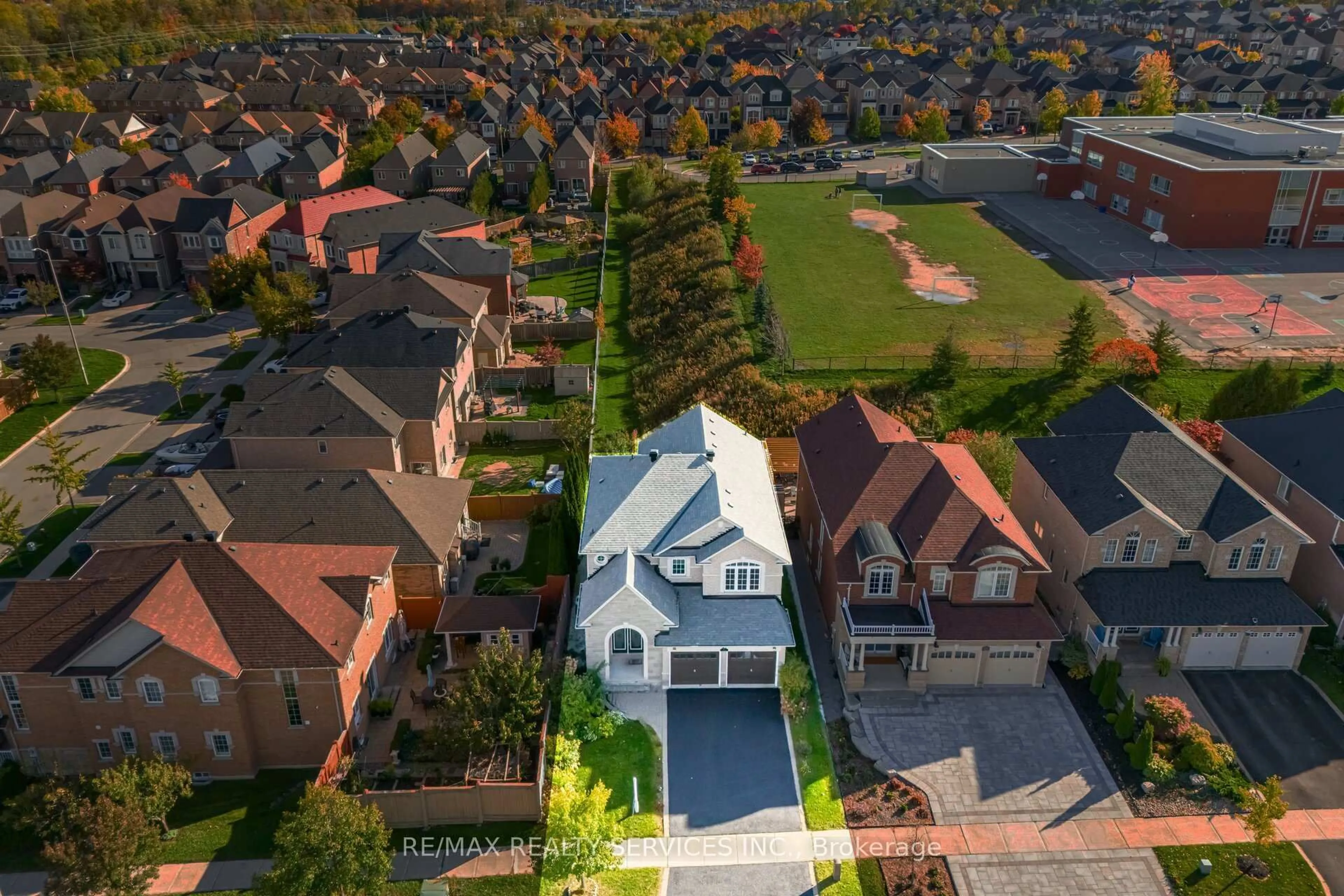 A pic from outside/outdoor area/front of a property/back of a property/a pic from drone, street for 71 Ivy Glen Dr, Vaughan Ontario L6A 0P3