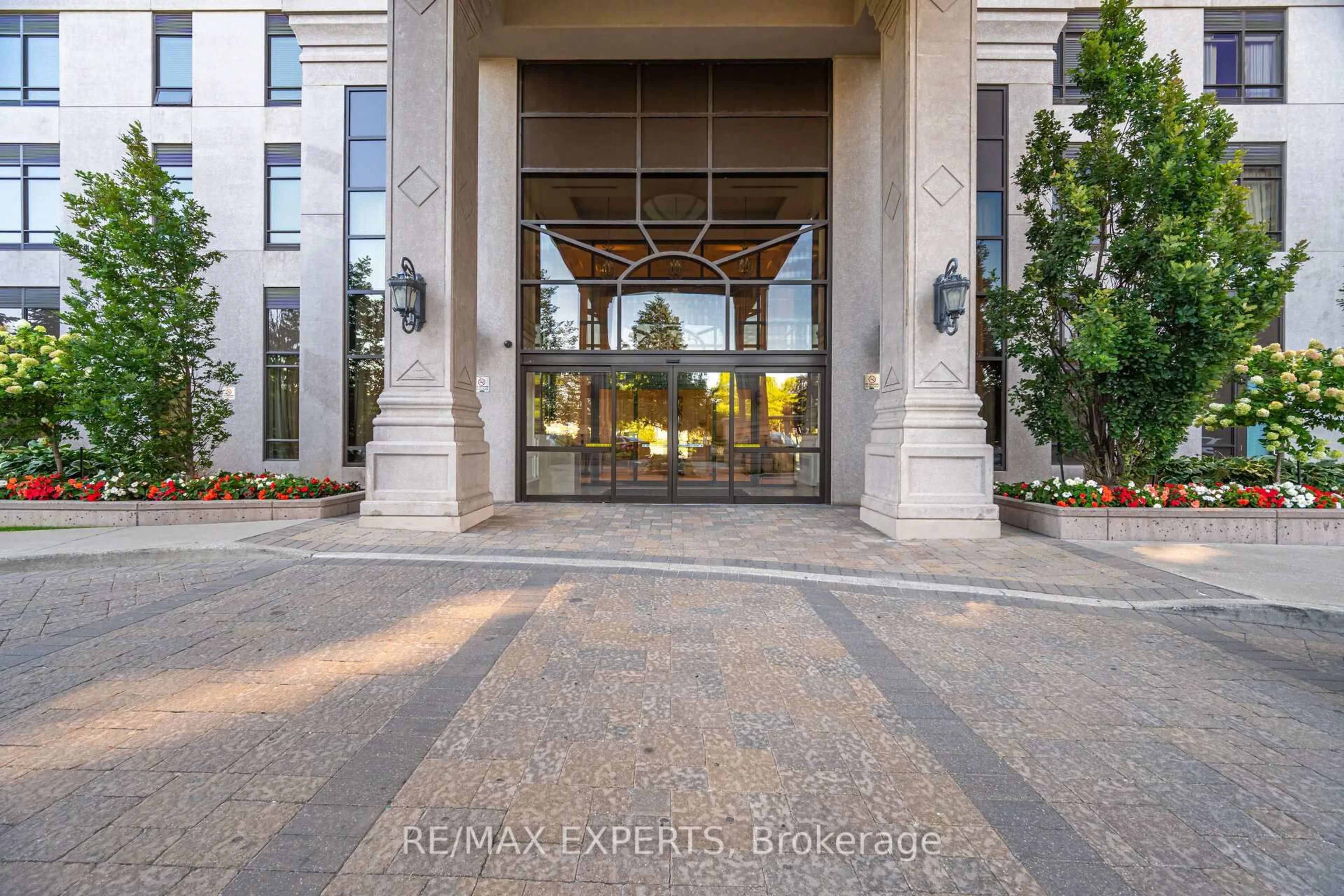 Indoor foyer for 9255 Jane St #809, Vaughan Ontario L6A 0K1