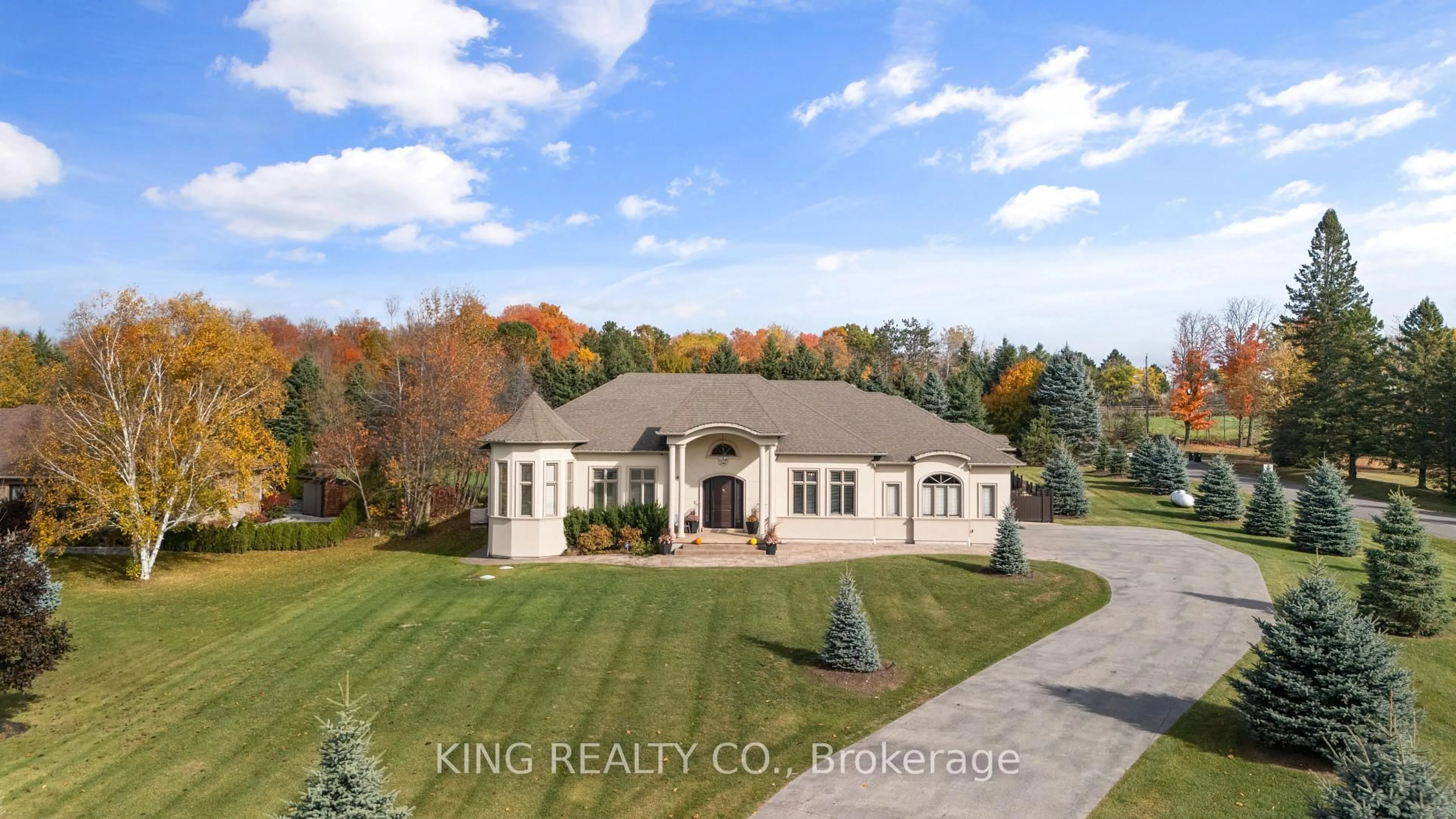 A pic from outside/outdoor area/front of a property/back of a property/a pic from drone, unknown for 2 Dale Cres, Bradford West Gwillimbury Ontario L0L 1L0