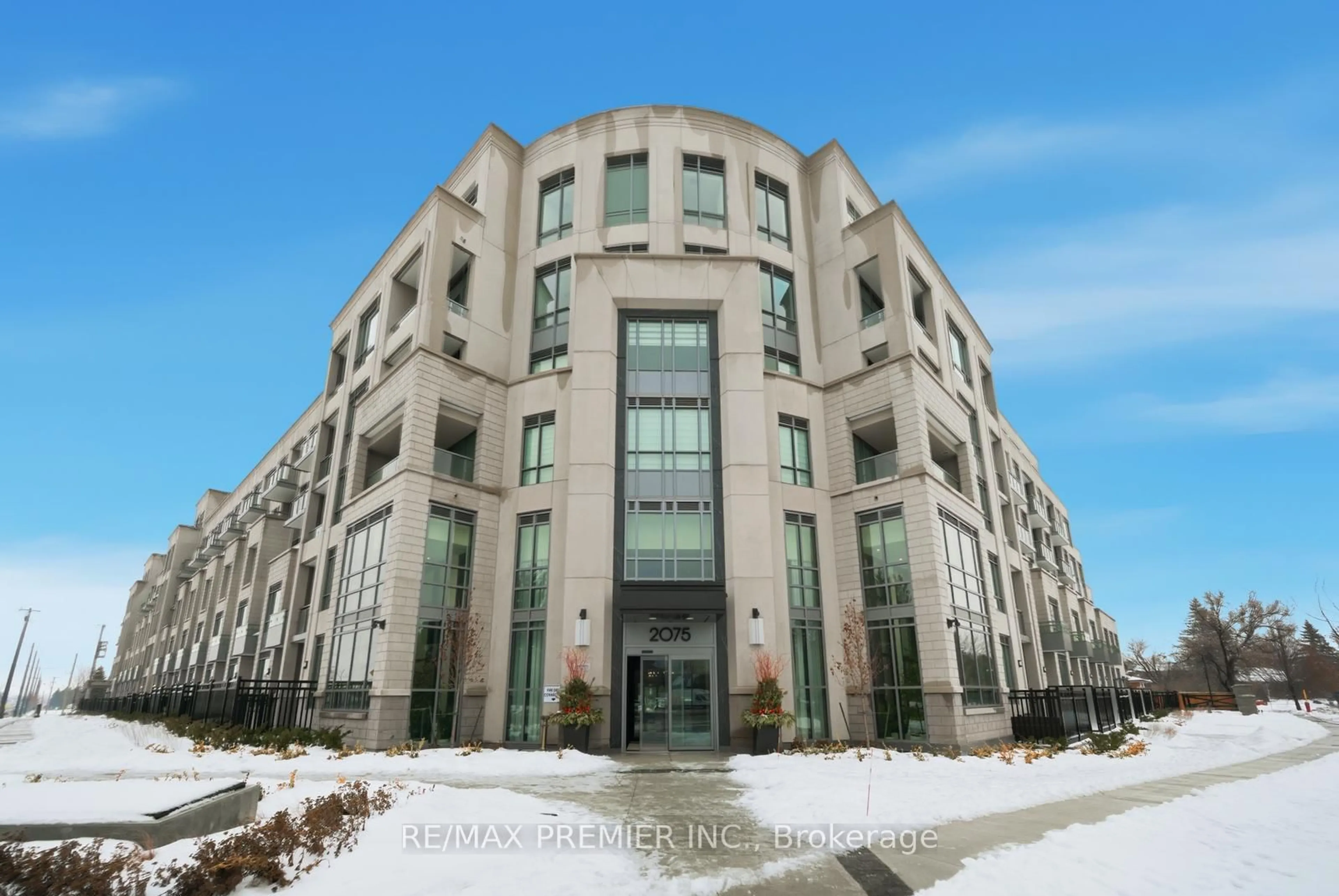 Indoor foyer for 2075 King Rd #435, King Ontario L7B 0R6