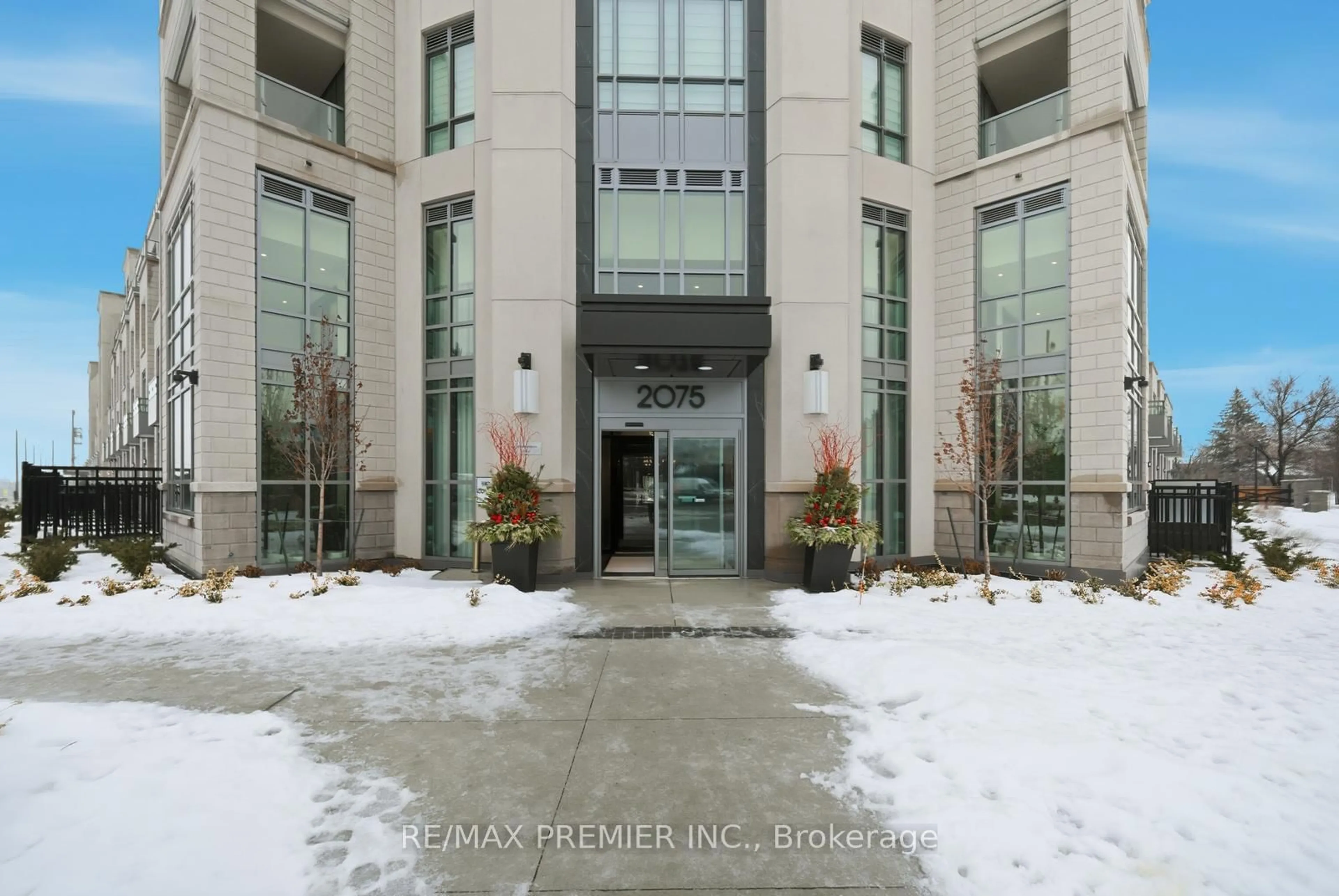 Indoor foyer for 2075 King Rd #435, King Ontario L7B 0R6