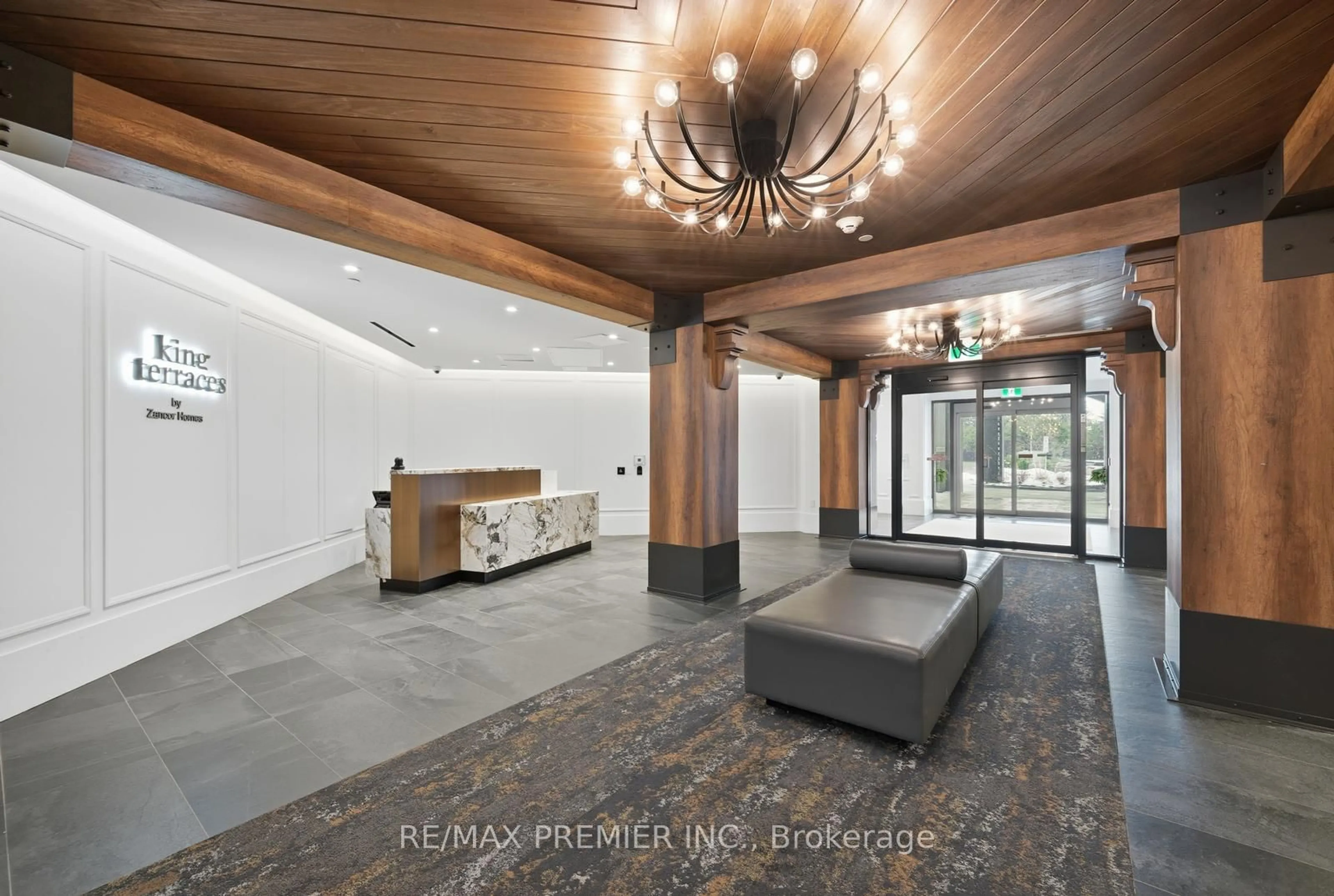 Indoor foyer for 2075 King Rd #435, King Ontario L7B 0R6