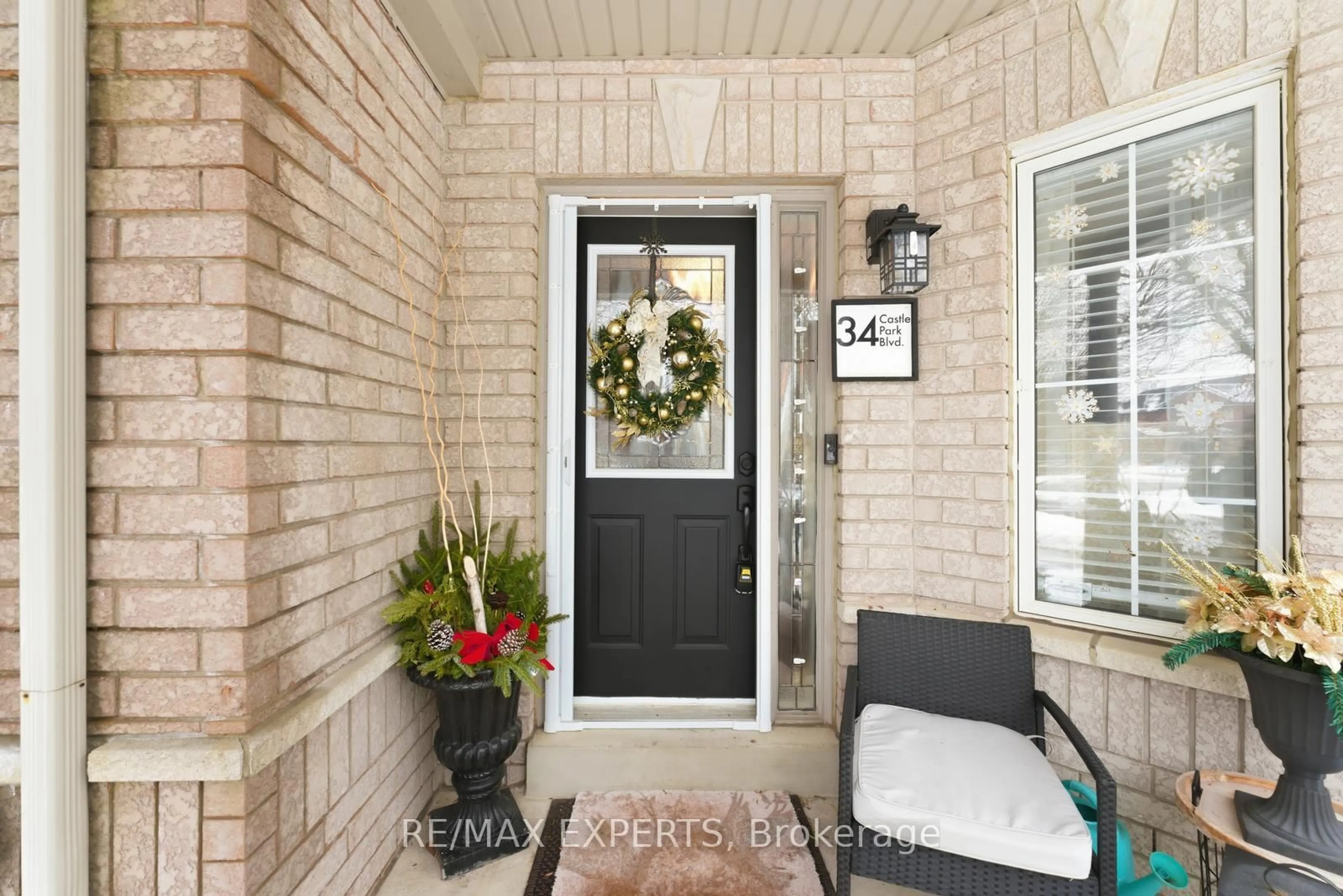 Indoor entryway for 34 Castle Park Blvd, Vaughan Ontario L4H 1M4