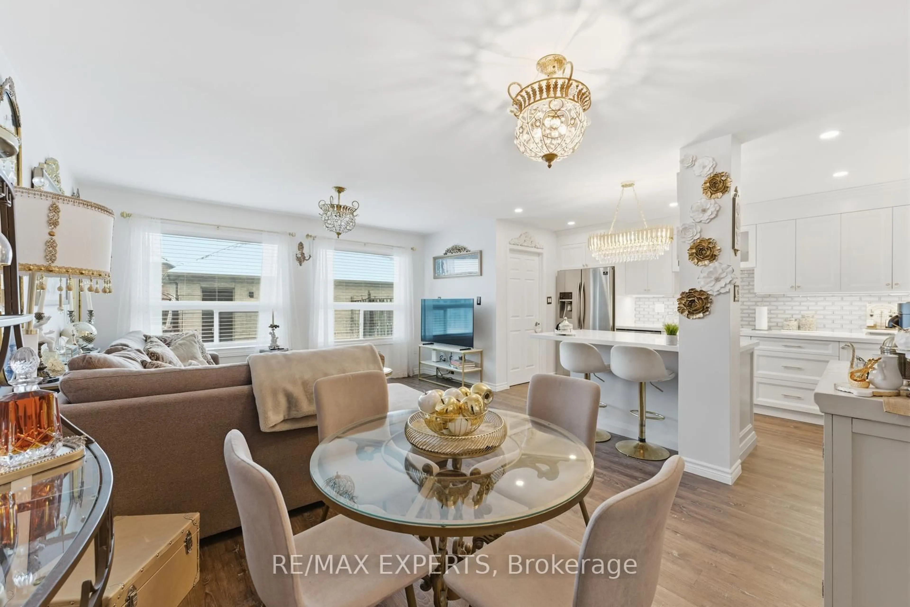 Open concept kitchen, ceramic/tile floor for 34 Castle Park Blvd, Vaughan Ontario L4H 1M4