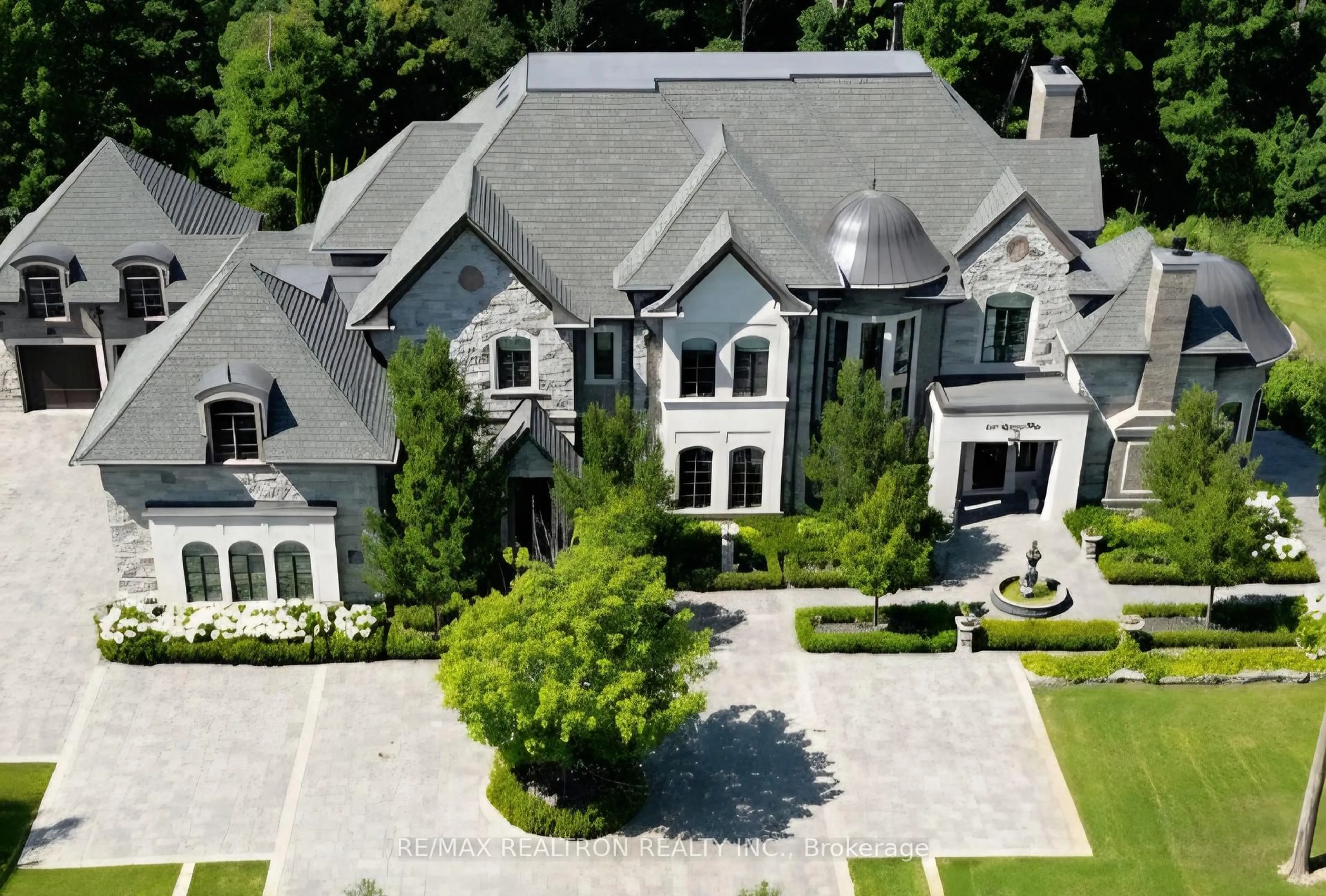 A pic from outside/outdoor area/front of a property/back of a property/a pic from drone, street for 301 Millwood Pkwy, Vaughan Ontario L4L 1A6