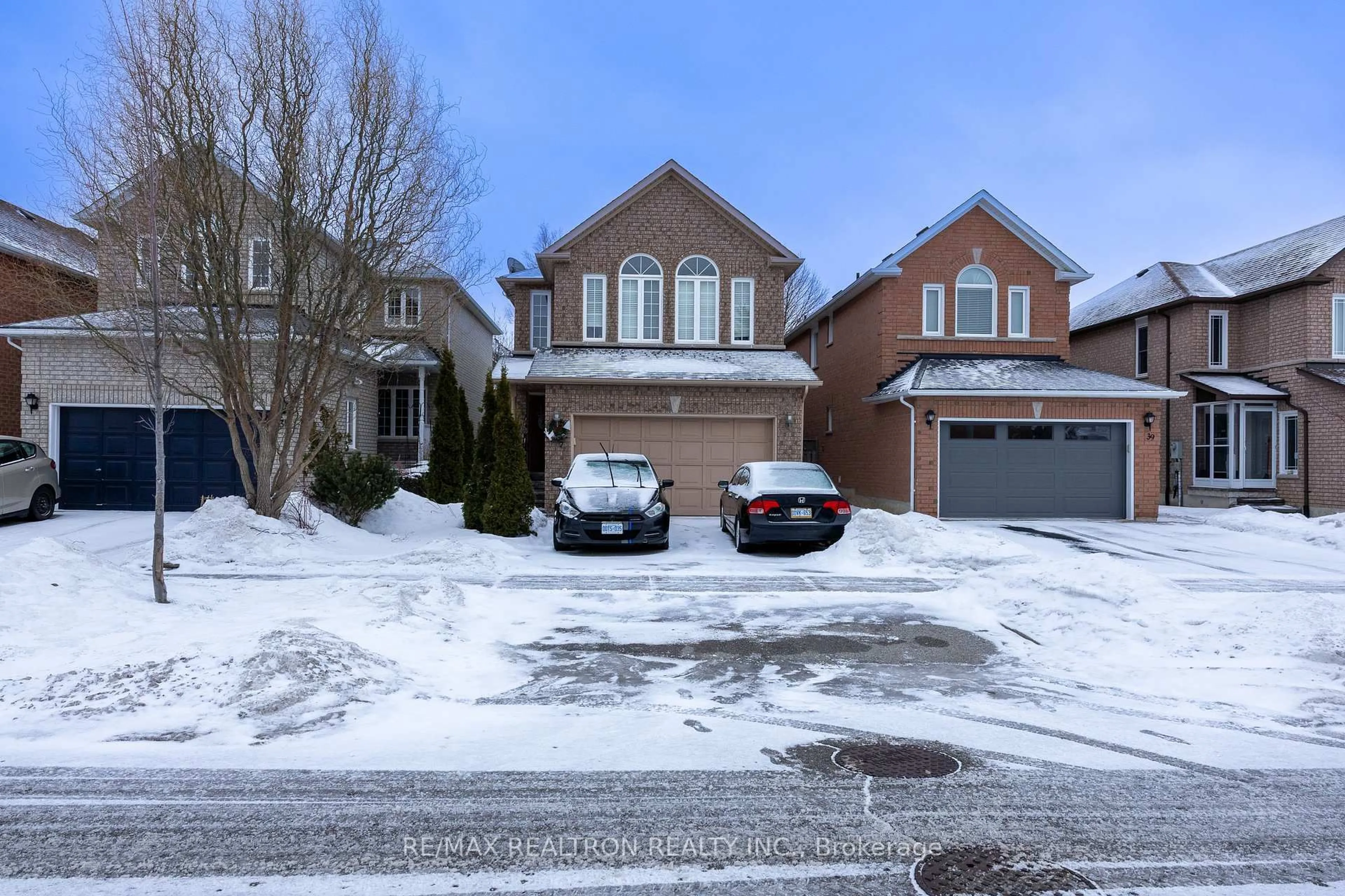 A pic from outside/outdoor area/front of a property/back of a property/a pic from drone, street for 37 Woodhaven Cres, Richmond Hill Ontario L4E 3T1