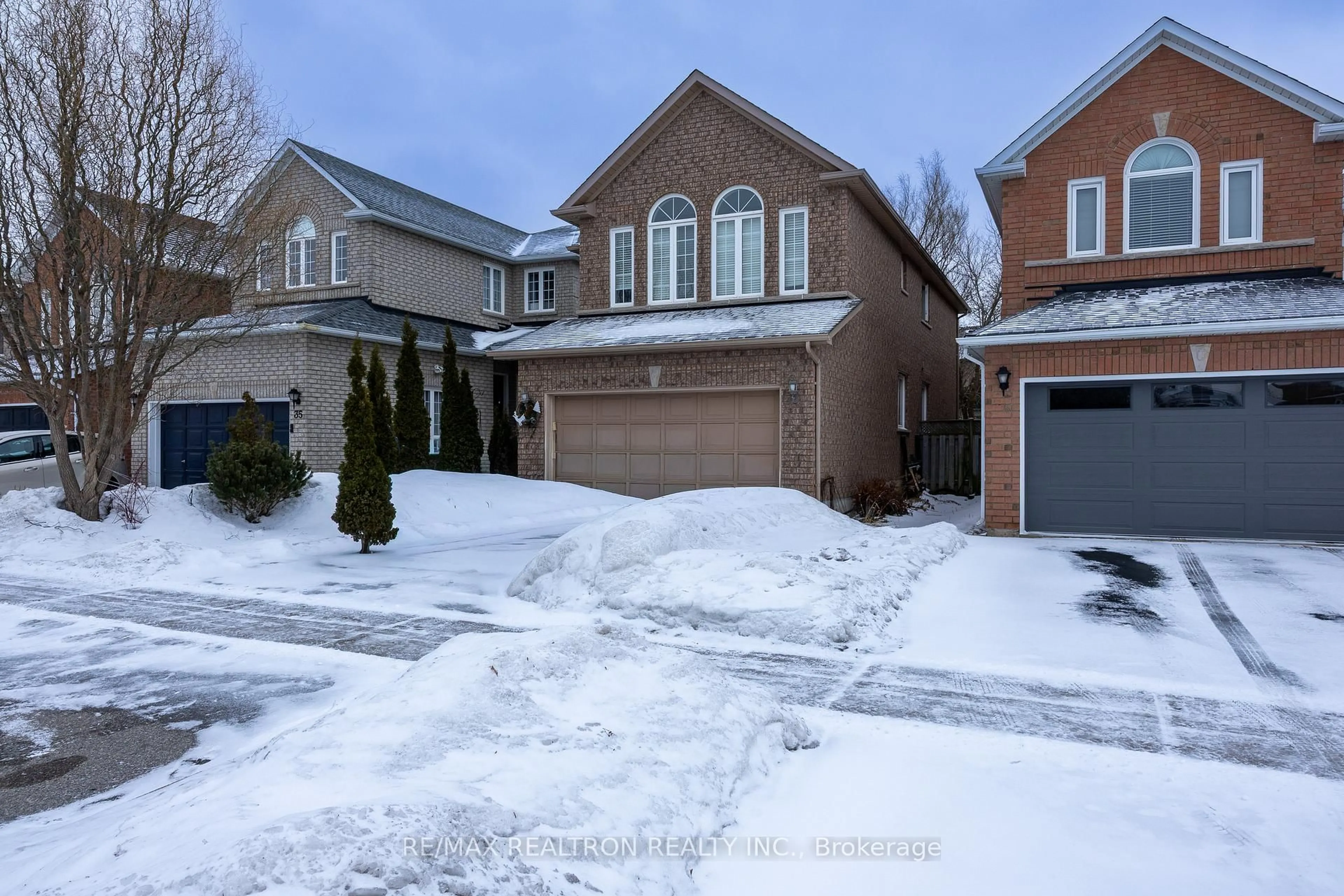 A pic from outside/outdoor area/front of a property/back of a property/a pic from drone, street for 37 Woodhaven Cres, Richmond Hill Ontario L4E 3T1