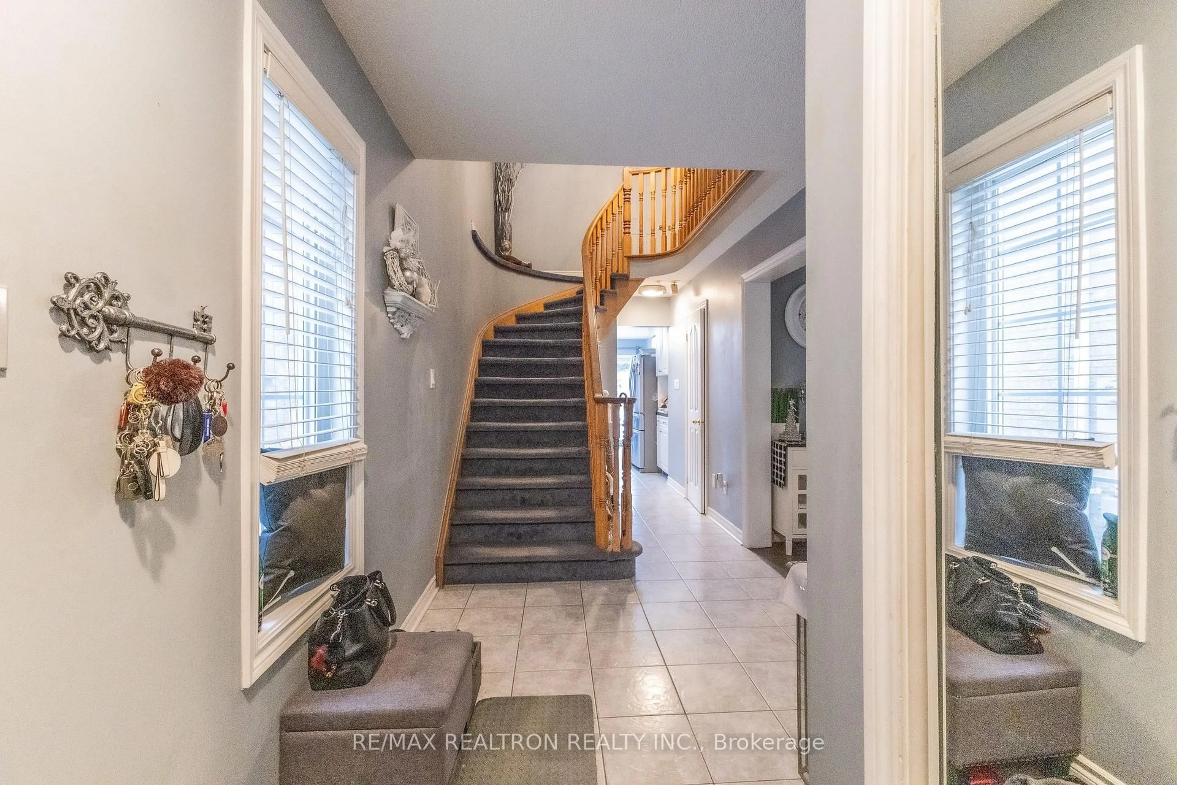 Indoor entryway for 37 Woodhaven Cres, Richmond Hill Ontario L4E 3T1