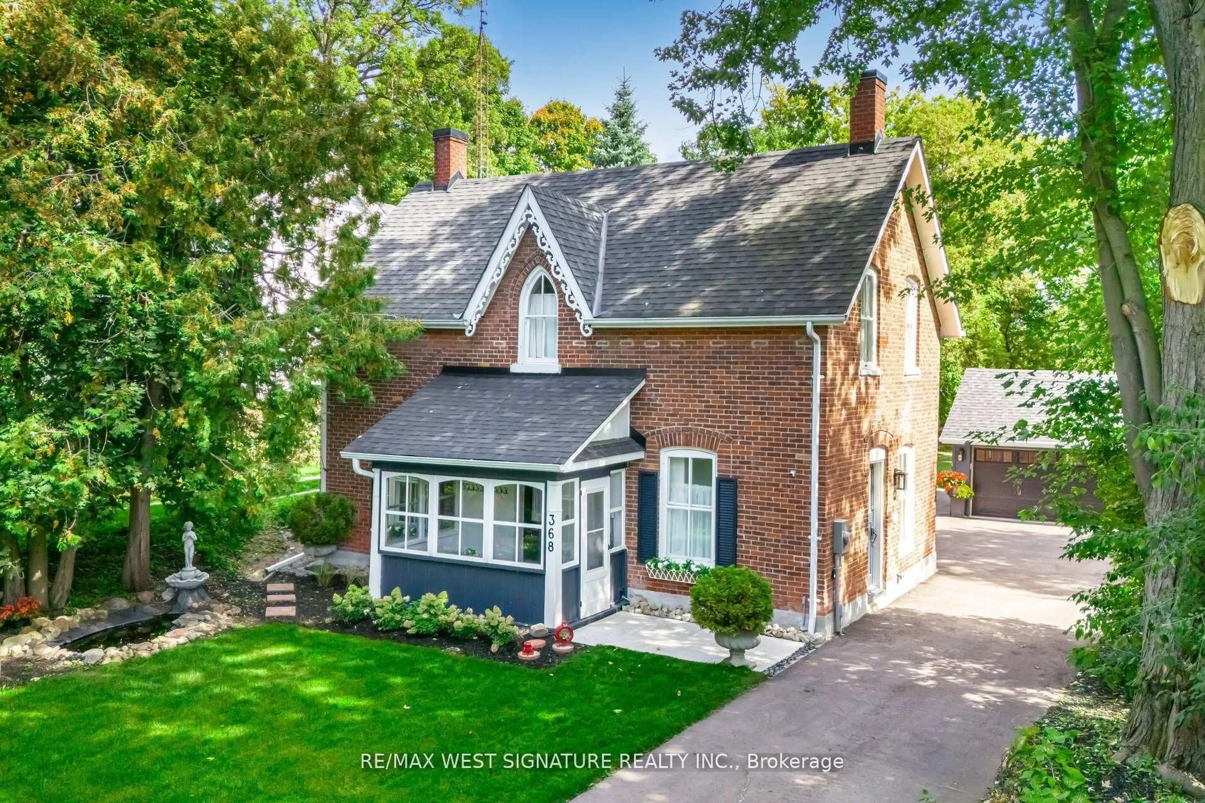 A pic from outside/outdoor area/front of a property/back of a property/a pic from drone, street for 368 Main St, King Ontario L0G 1T0