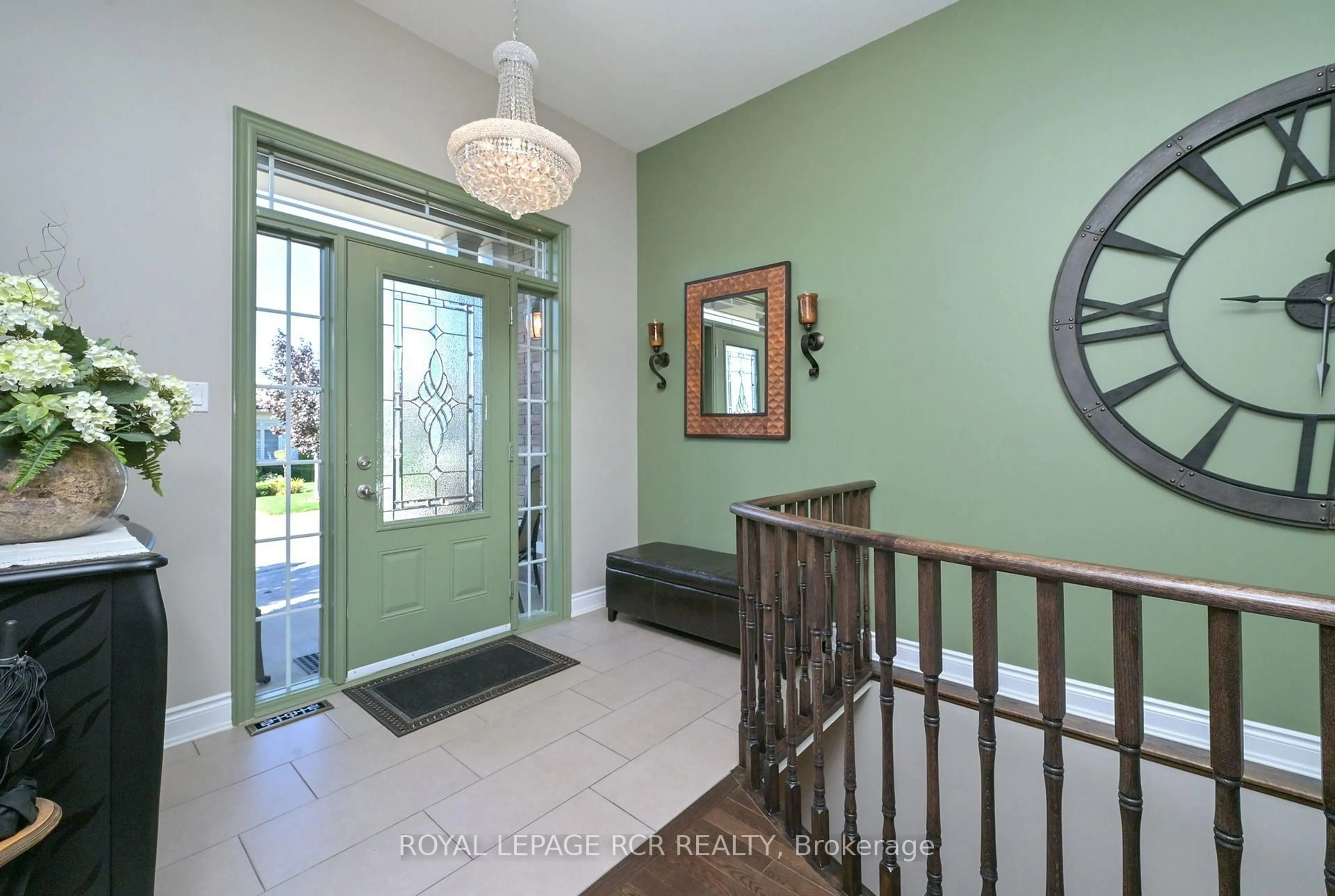 Indoor entryway for 45 Hillcrest Dr, New Tecumseth Ontario L9R 0N4