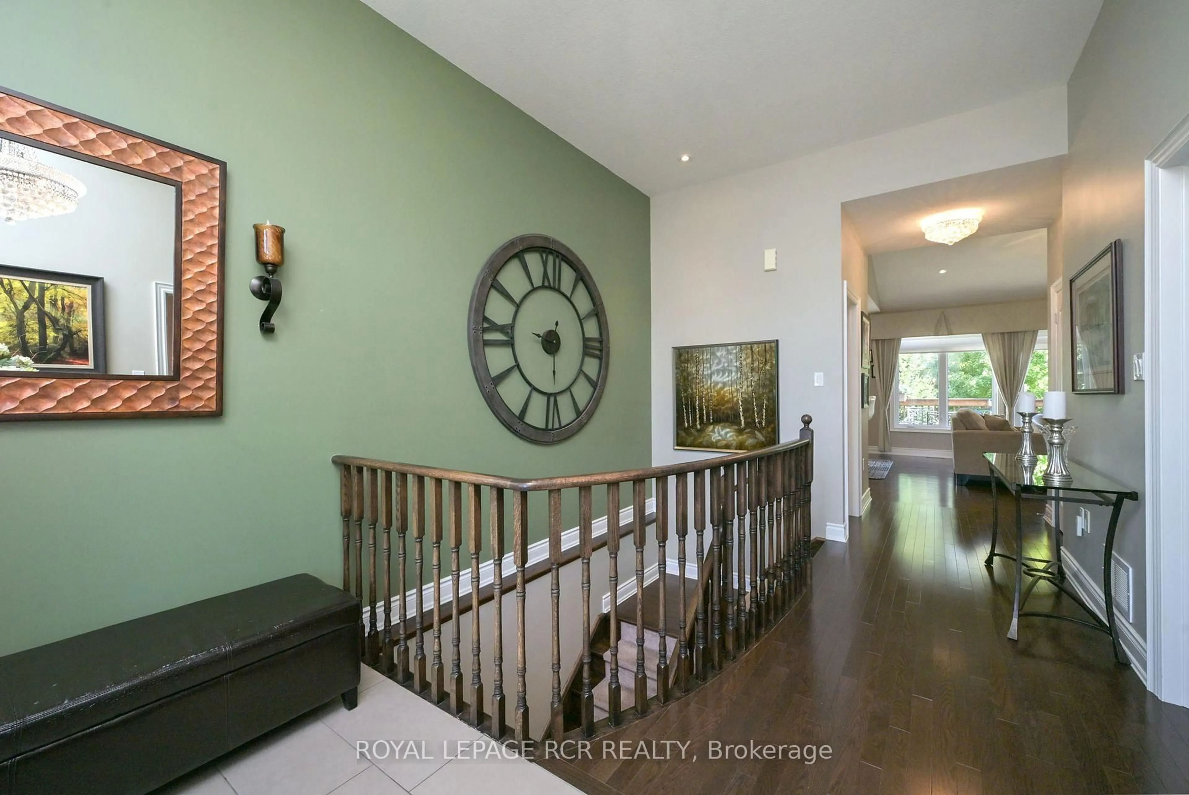 Indoor foyer for 45 Hillcrest Dr, New Tecumseth Ontario L9R 0N4