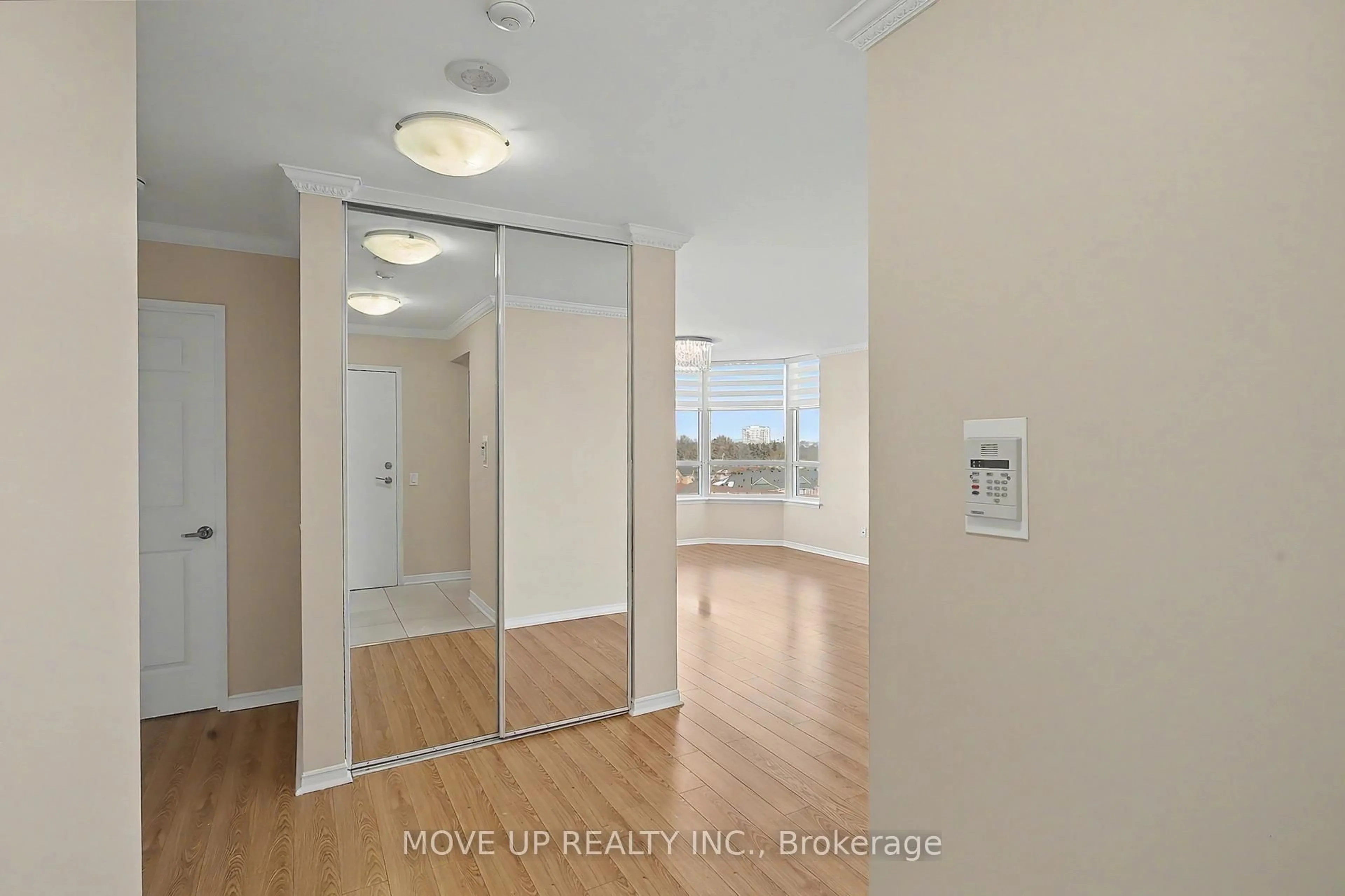 Indoor entryway for 91 Townsgate Dr #810, Vaughan Ontario L4J 8E8