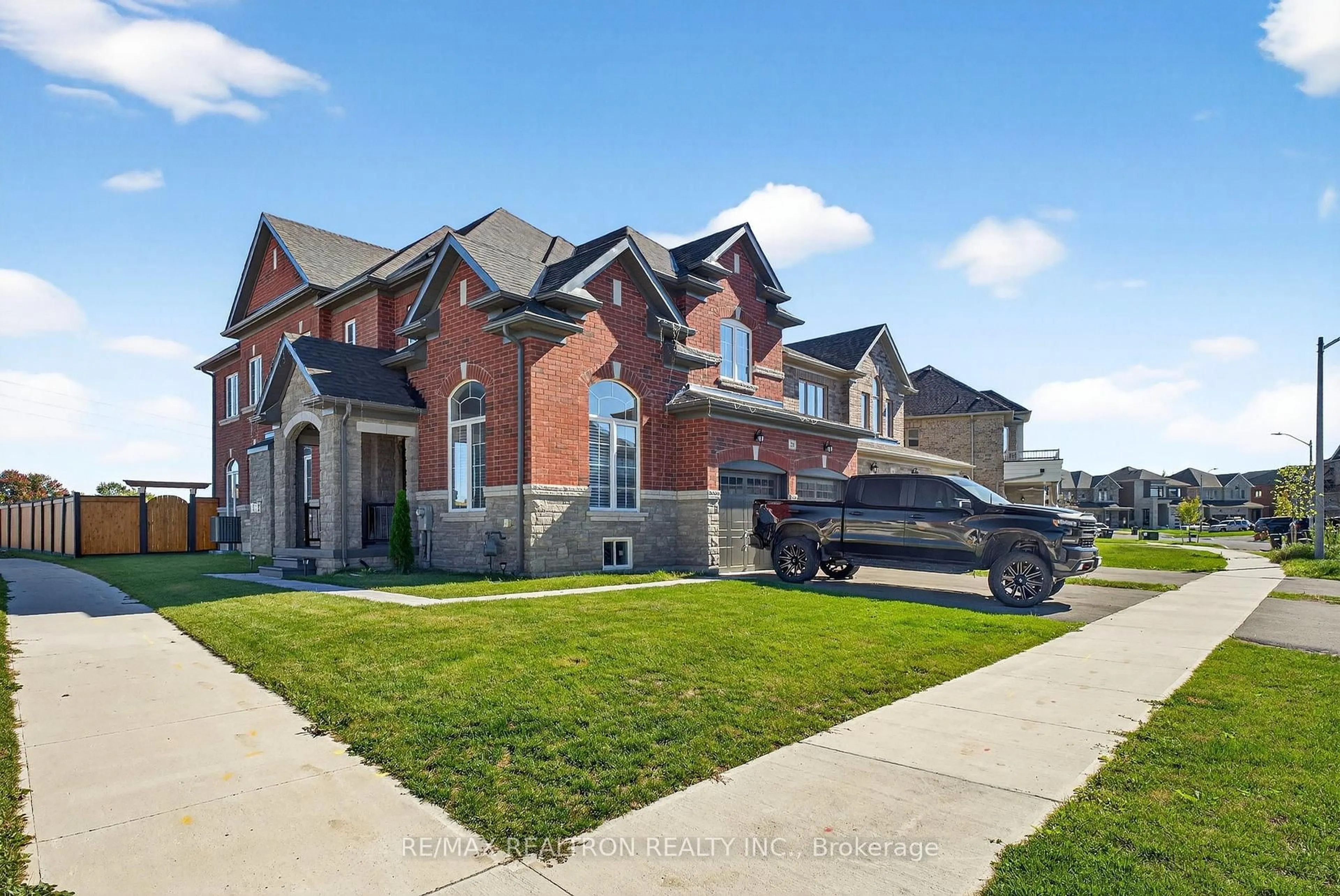 Home with brick exterior material, street for 250 FERRAGINE Cres, Bradford West Gwillimbury Ontario L3Z 4J8