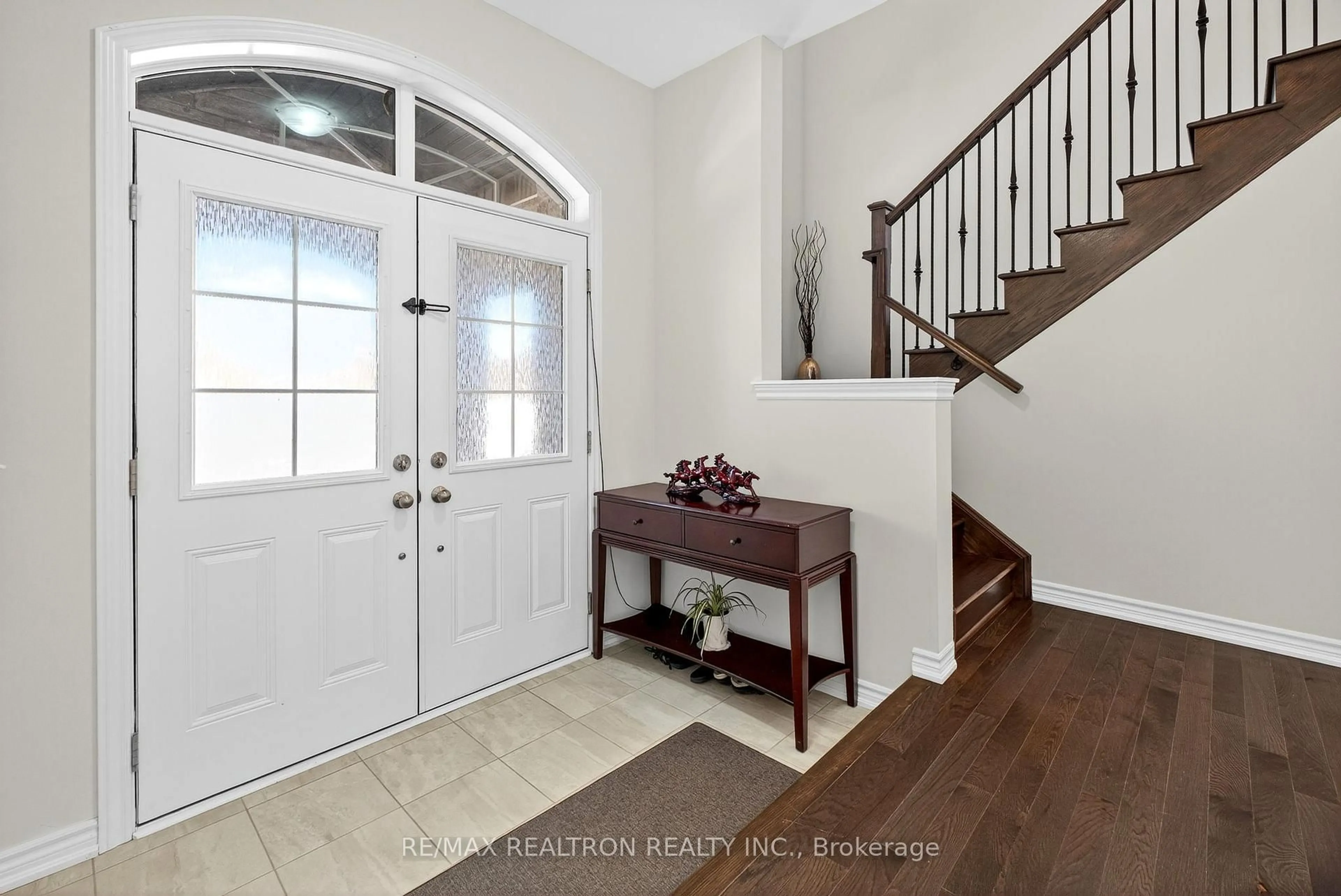 Indoor entryway for 250 FERRAGINE Cres, Bradford West Gwillimbury Ontario L3Z 4J8