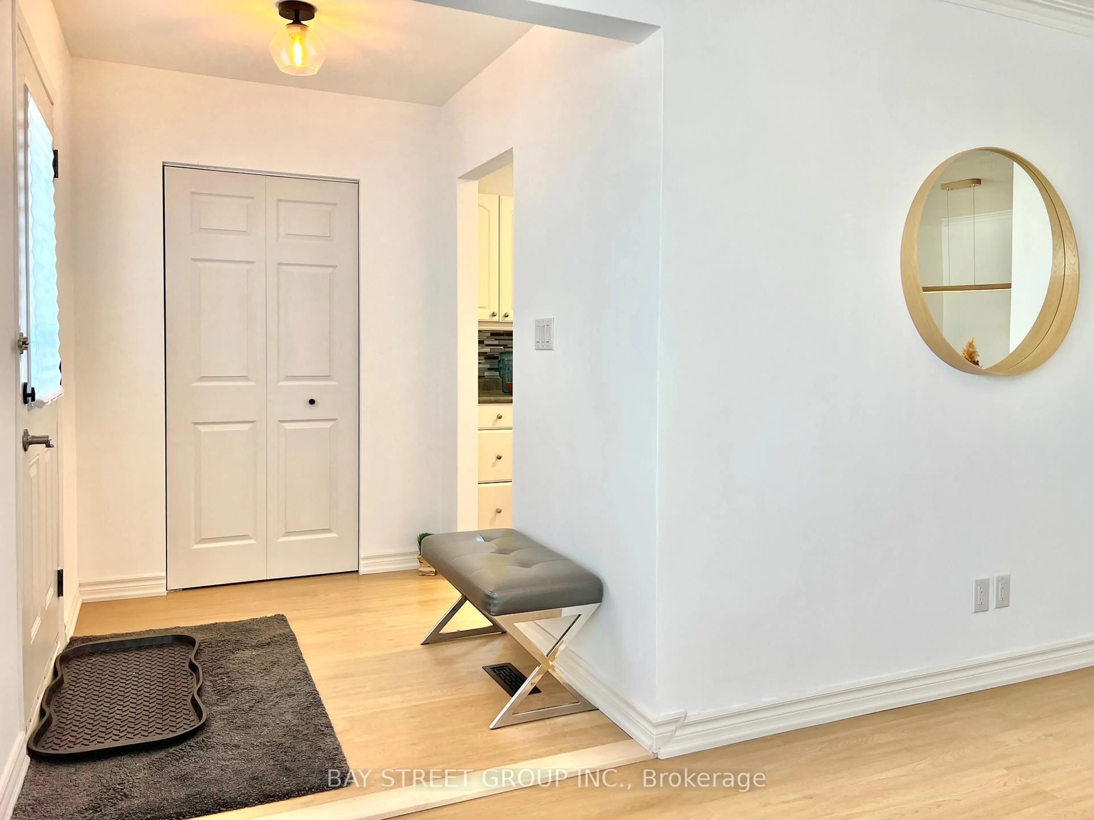 Indoor entryway for 728 Sunnypoint Dr, Newmarket Ontario L3Y 2Z8