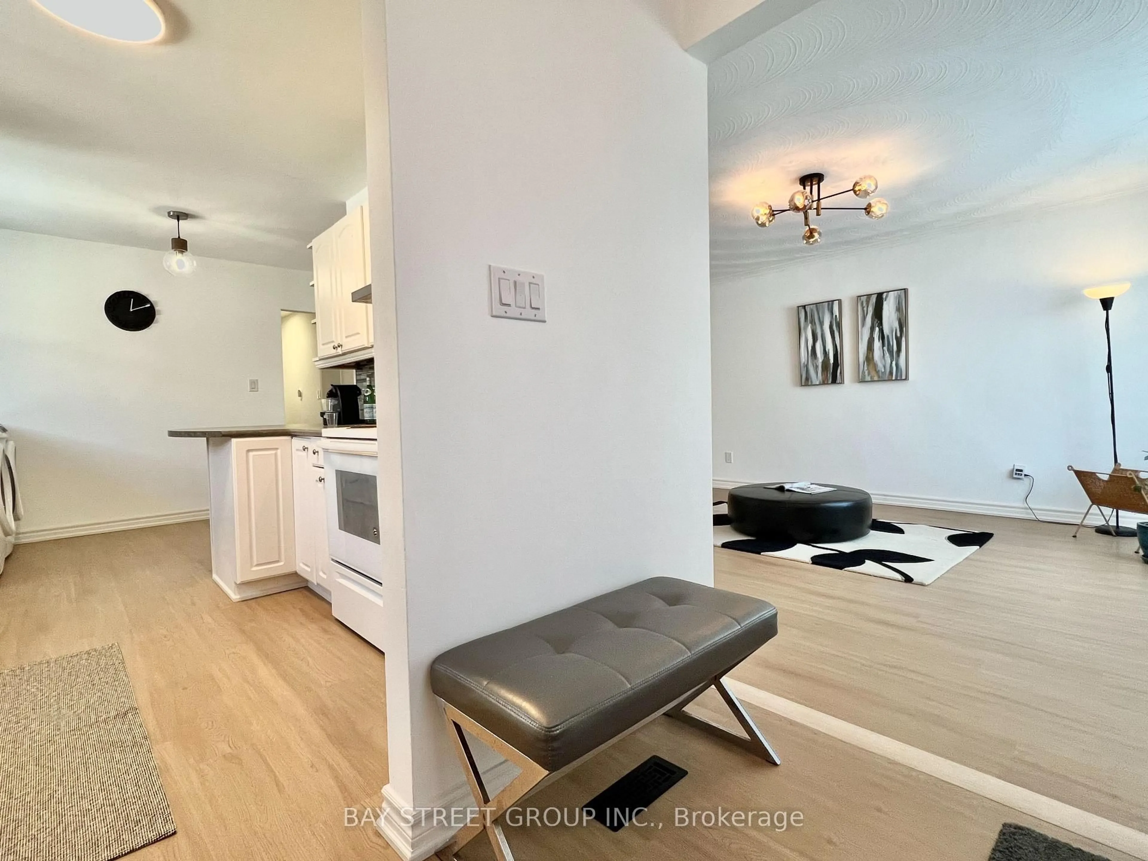 Open concept kitchen, unknown for 728 Sunnypoint Dr, Newmarket Ontario L3Y 2Z8