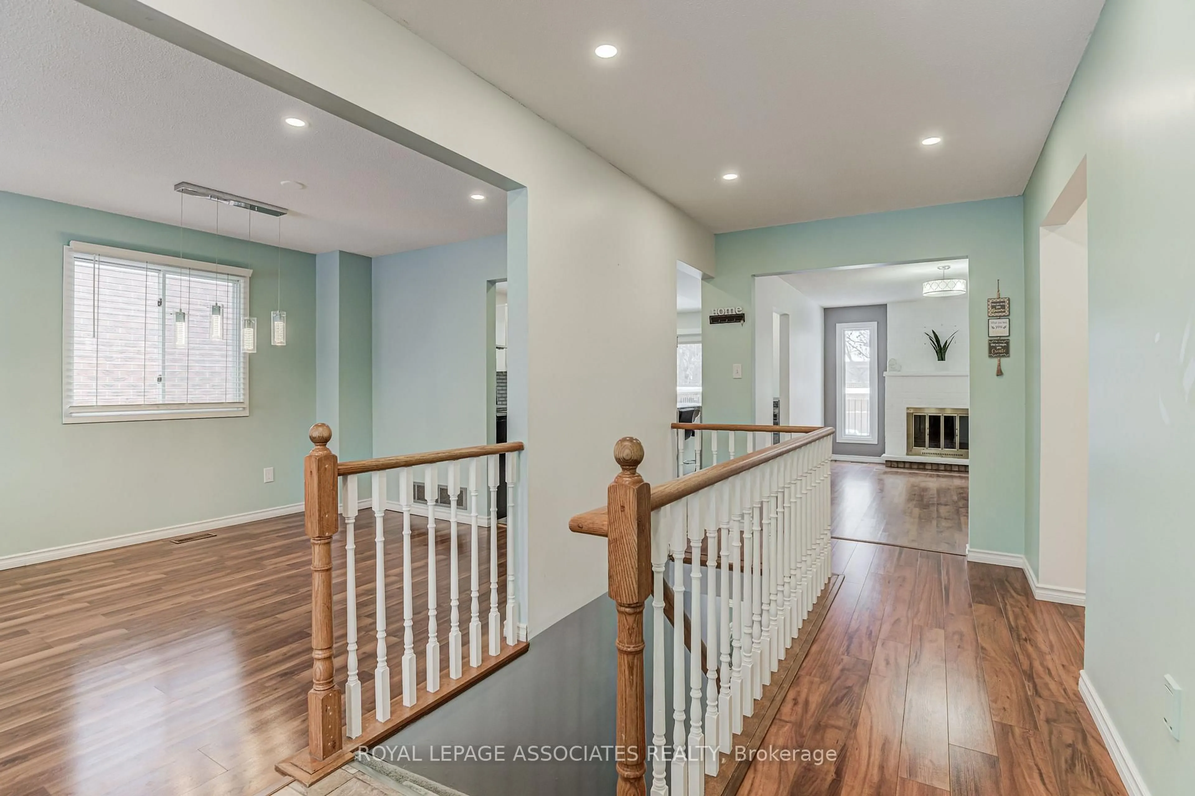 Indoor foyer for 130 Cunningham Dr, New Tecumseth Ontario L9R 1C4