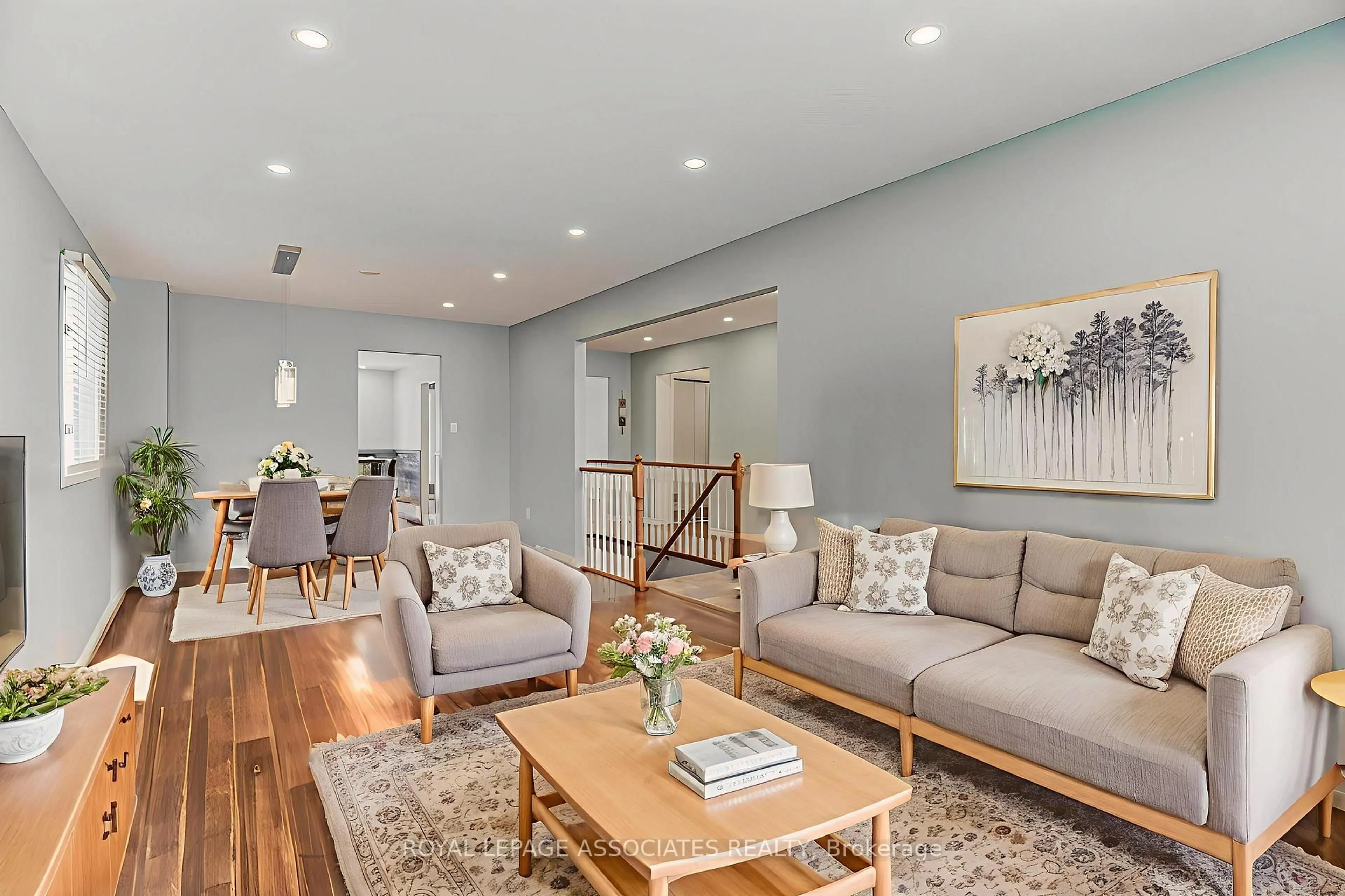 Living room with furniture, unknown for 130 Cunningham Dr, New Tecumseth Ontario L9R 1C4