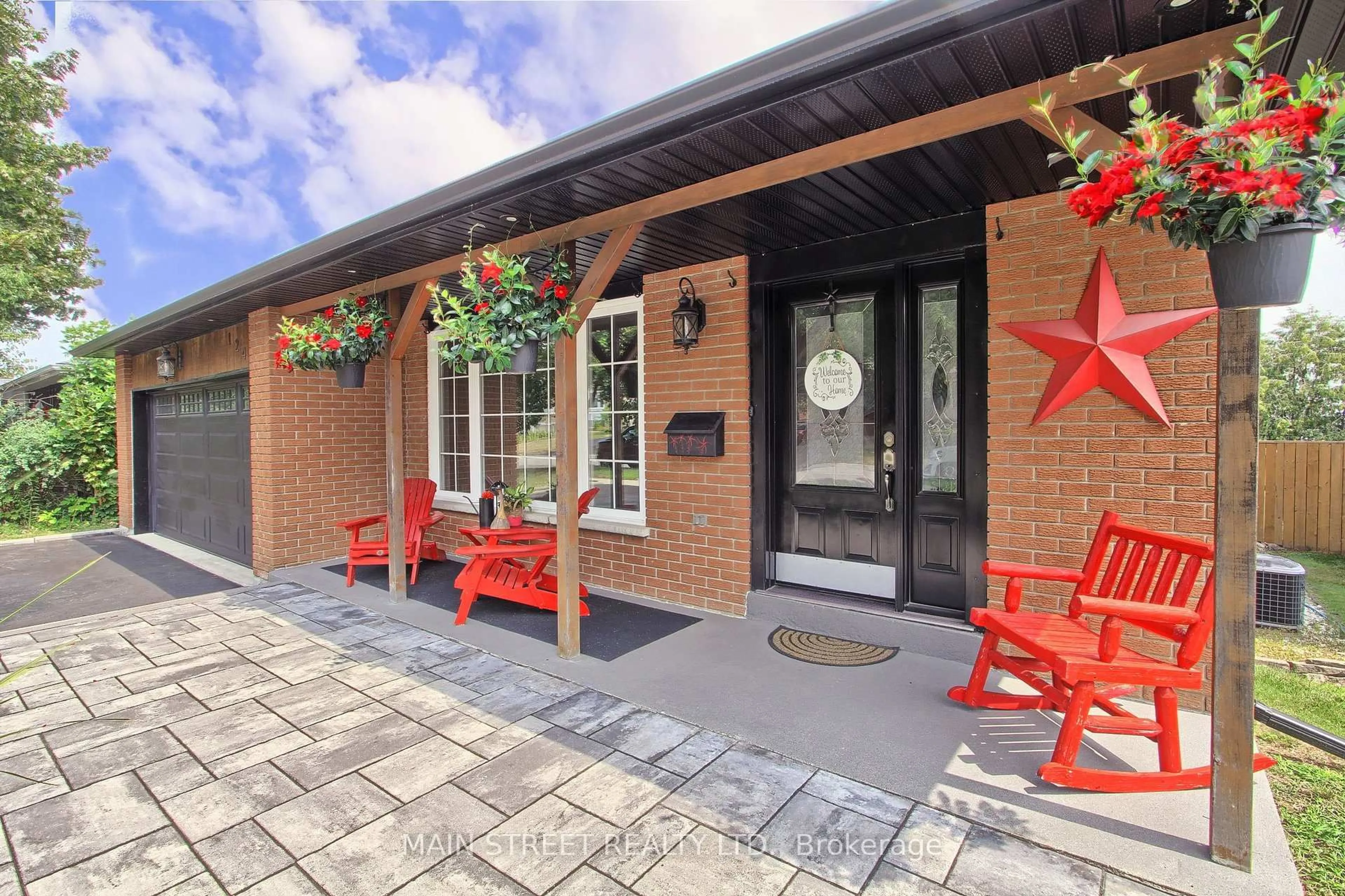 Home with brick exterior material, street for 124 Lee Ave, Bradford West Gwillimbury Ontario L3Z 1A9