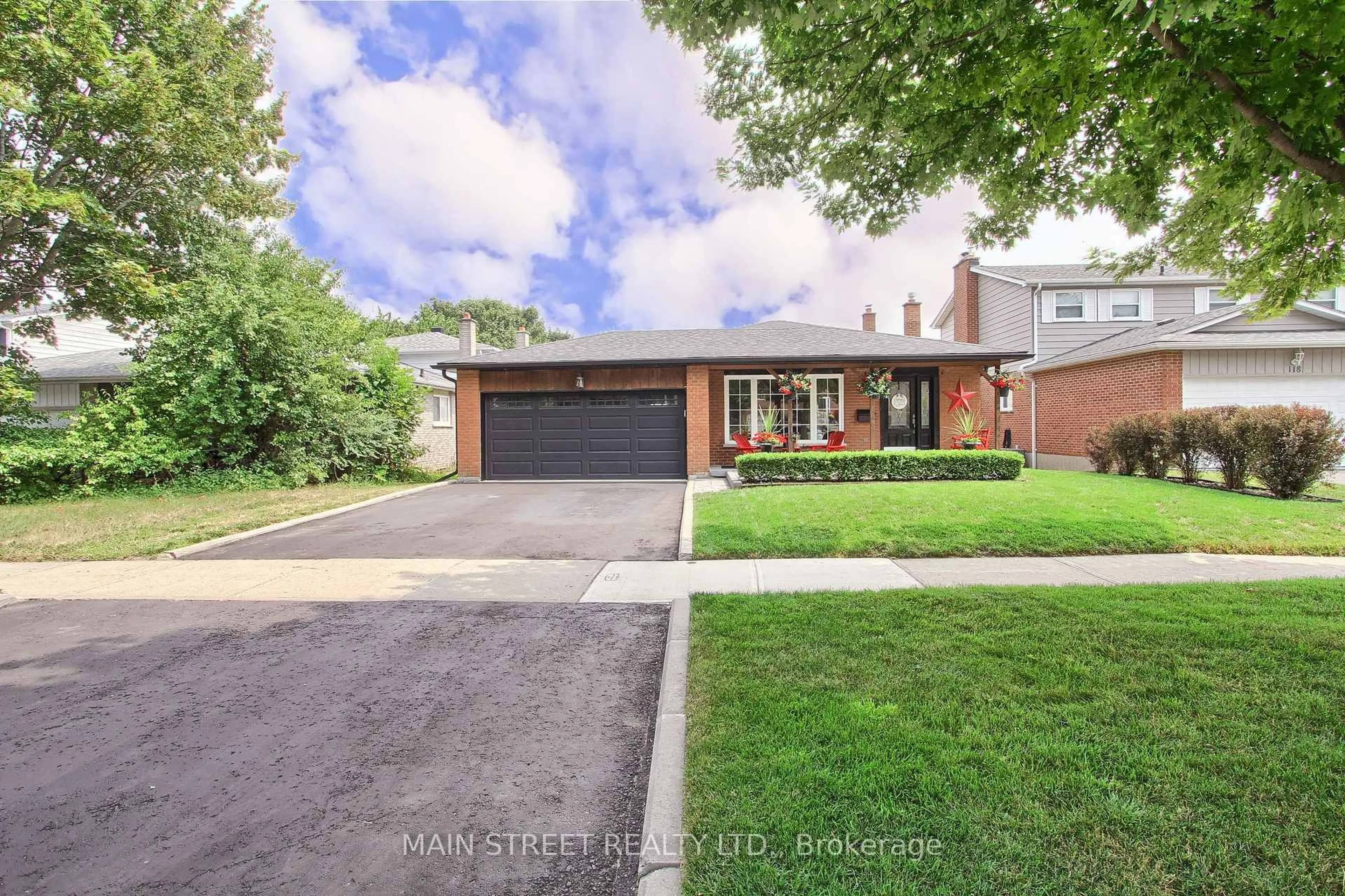Home with brick exterior material, street for 124 Lee Ave, Bradford West Gwillimbury Ontario L3Z 1A9