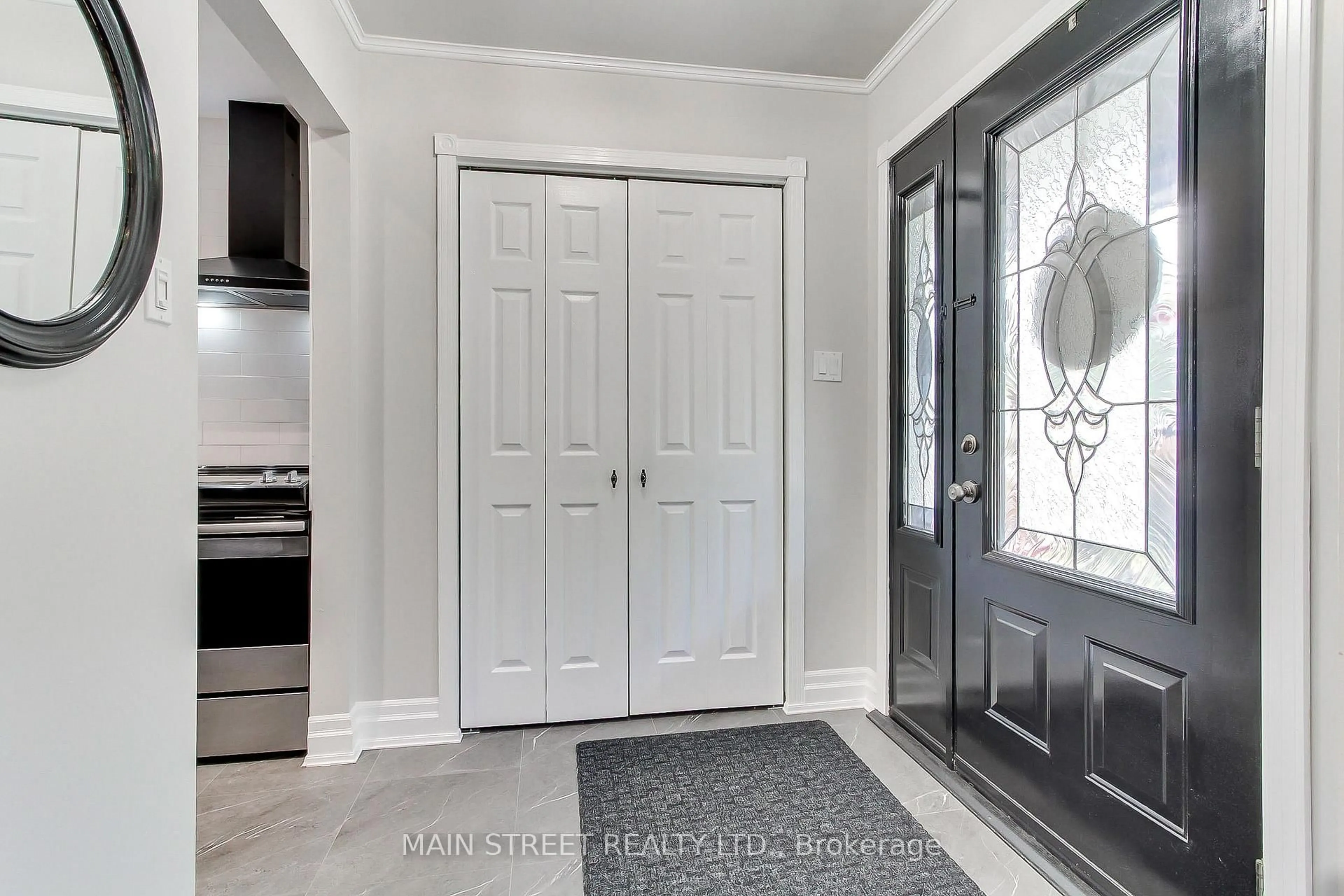 Indoor entryway for 124 Lee Ave, Bradford West Gwillimbury Ontario L3Z 1A9