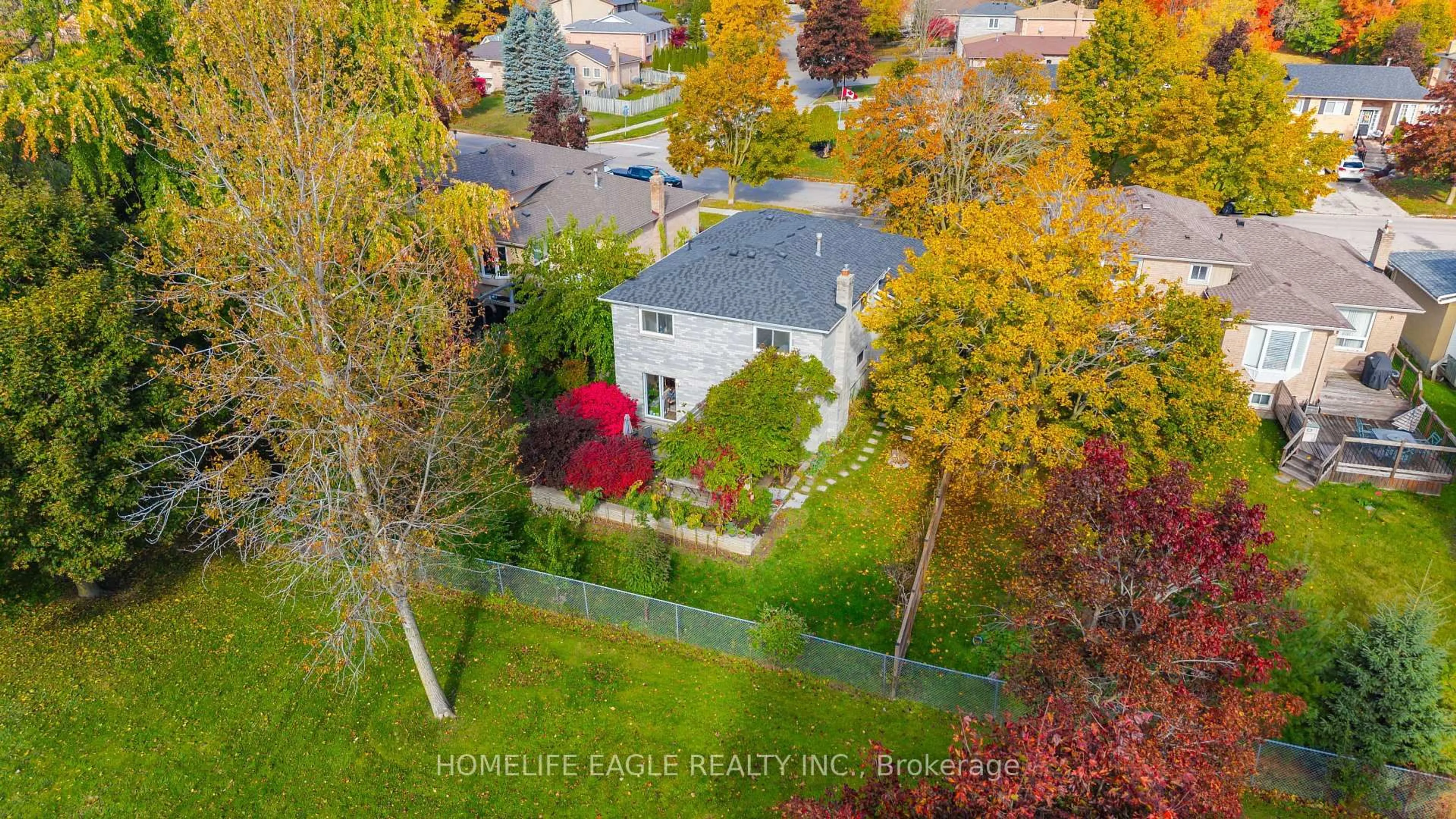 A pic from outside/outdoor area/front of a property/back of a property/a pic from drone, unknown for 17 Beckett Ave, East Gwillimbury Ontario L9N 1E6