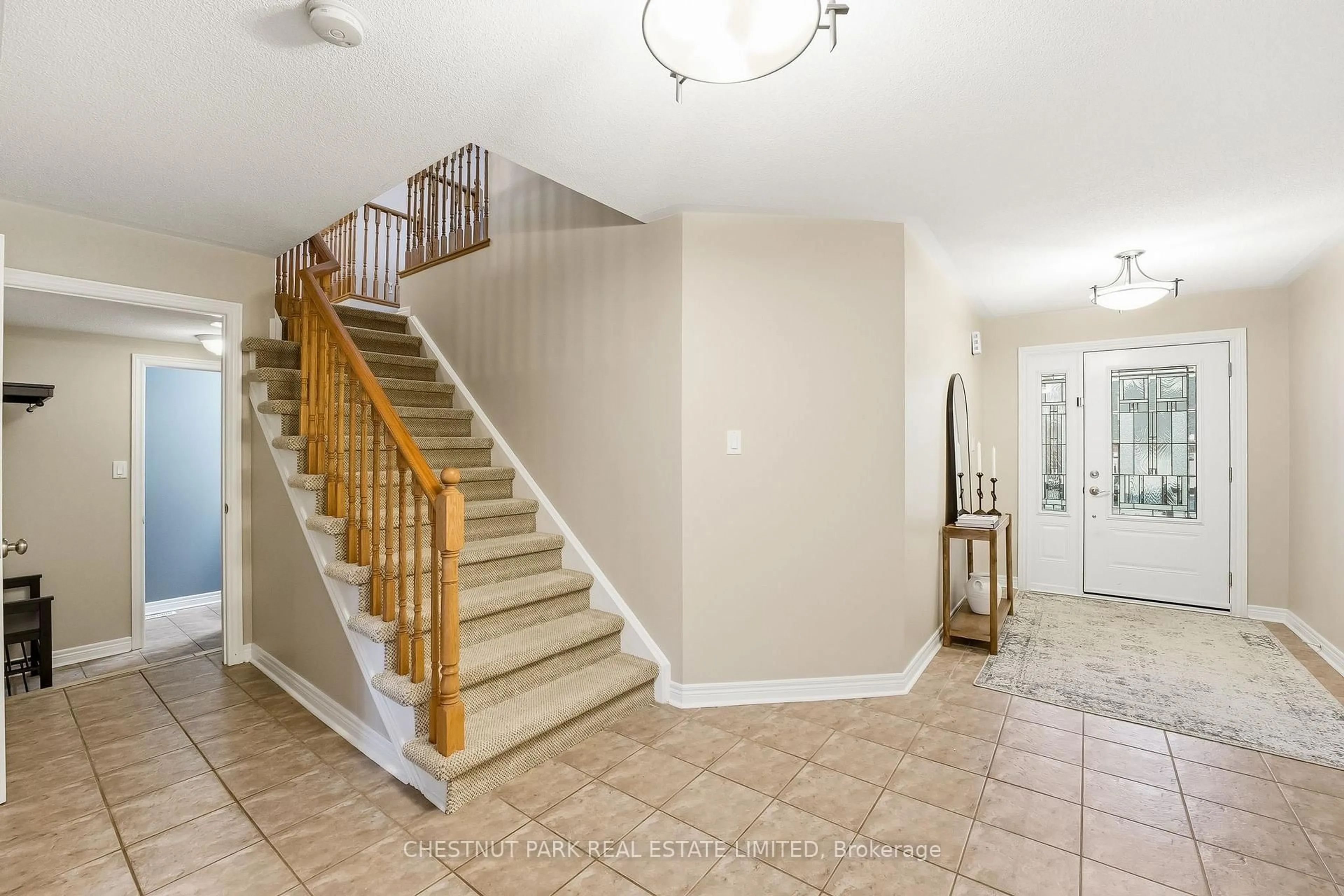 Indoor foyer for 55 Apple Tree Cres, Uxbridge Ontario L9P 2A7