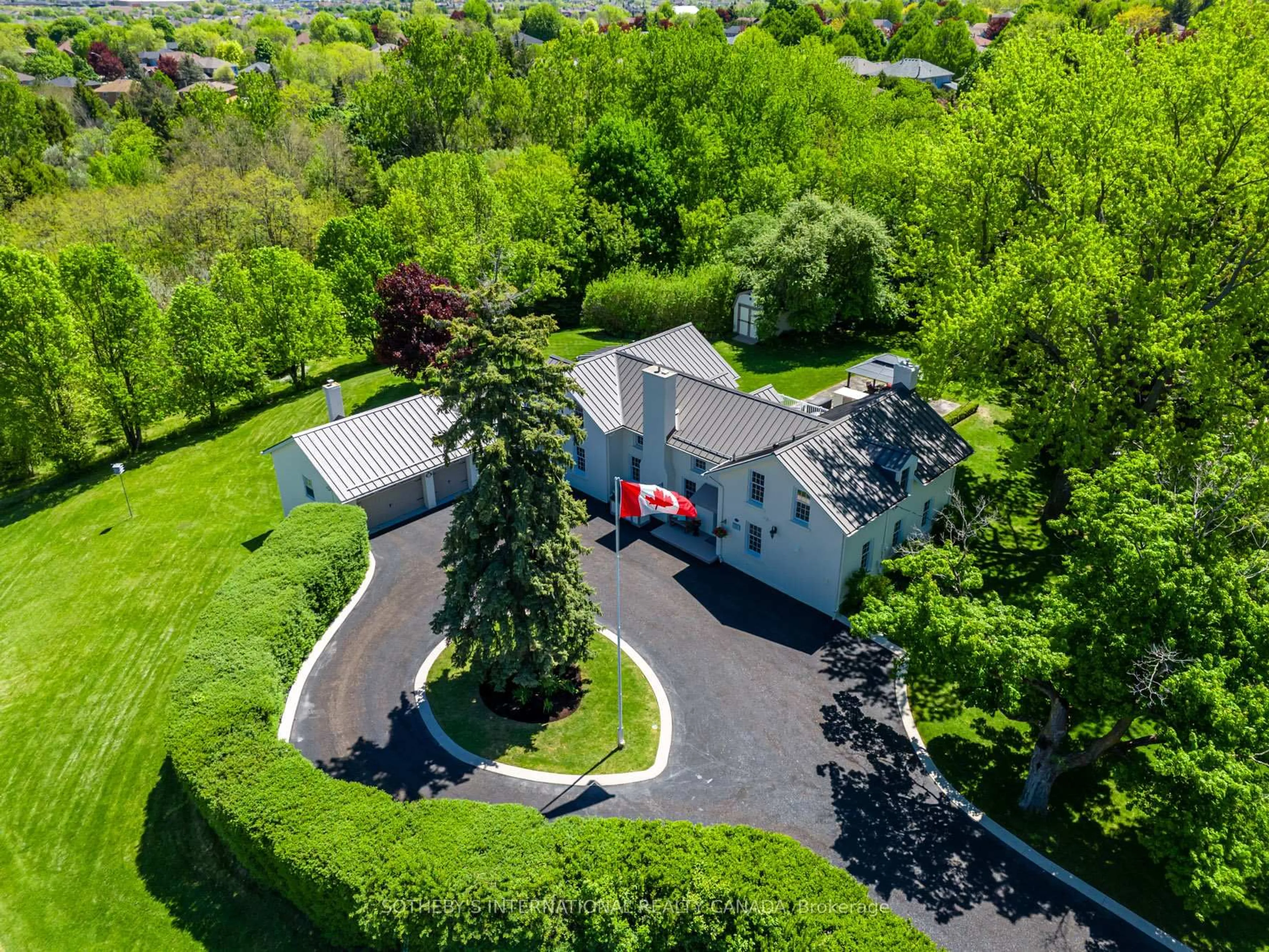 A pic from outside/outdoor area/front of a property/back of a property/a pic from drone, street for 220 Old Yonge St, Aurora Ontario L4G 6J6