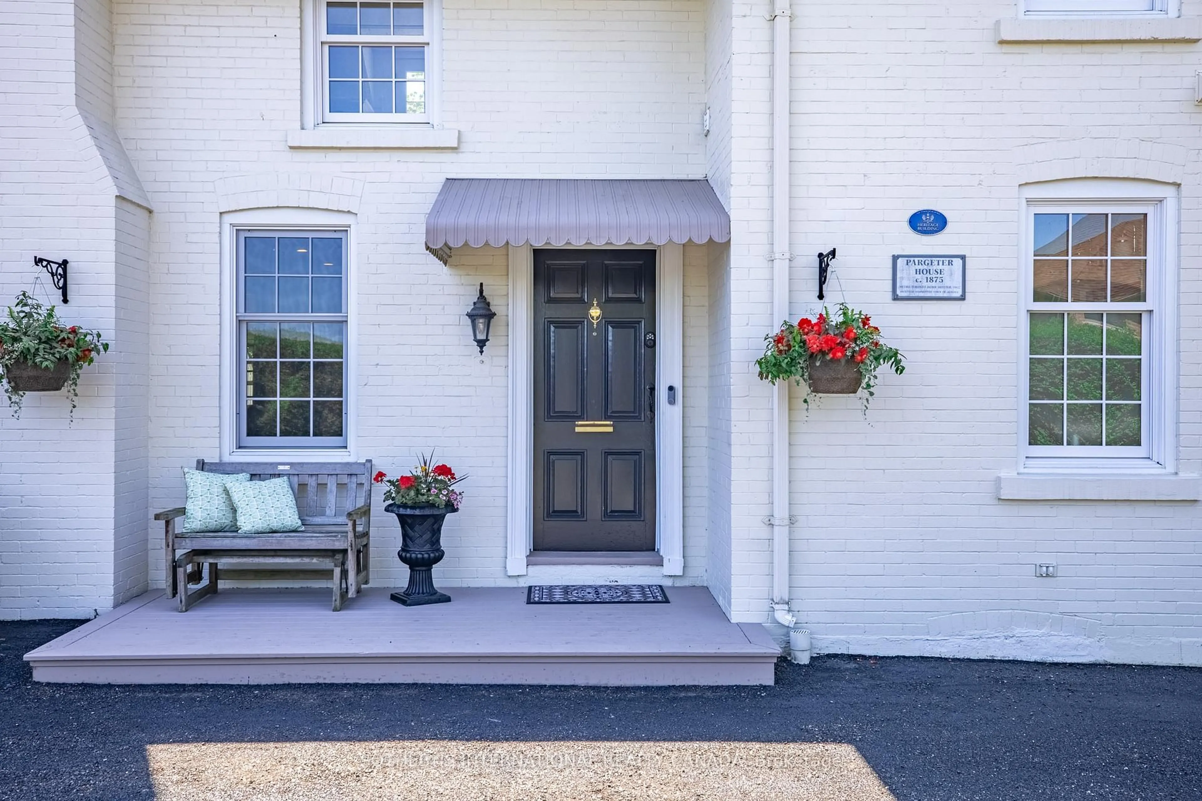 Indoor entryway for 220 Old Yonge St, Aurora Ontario L4G 6J6