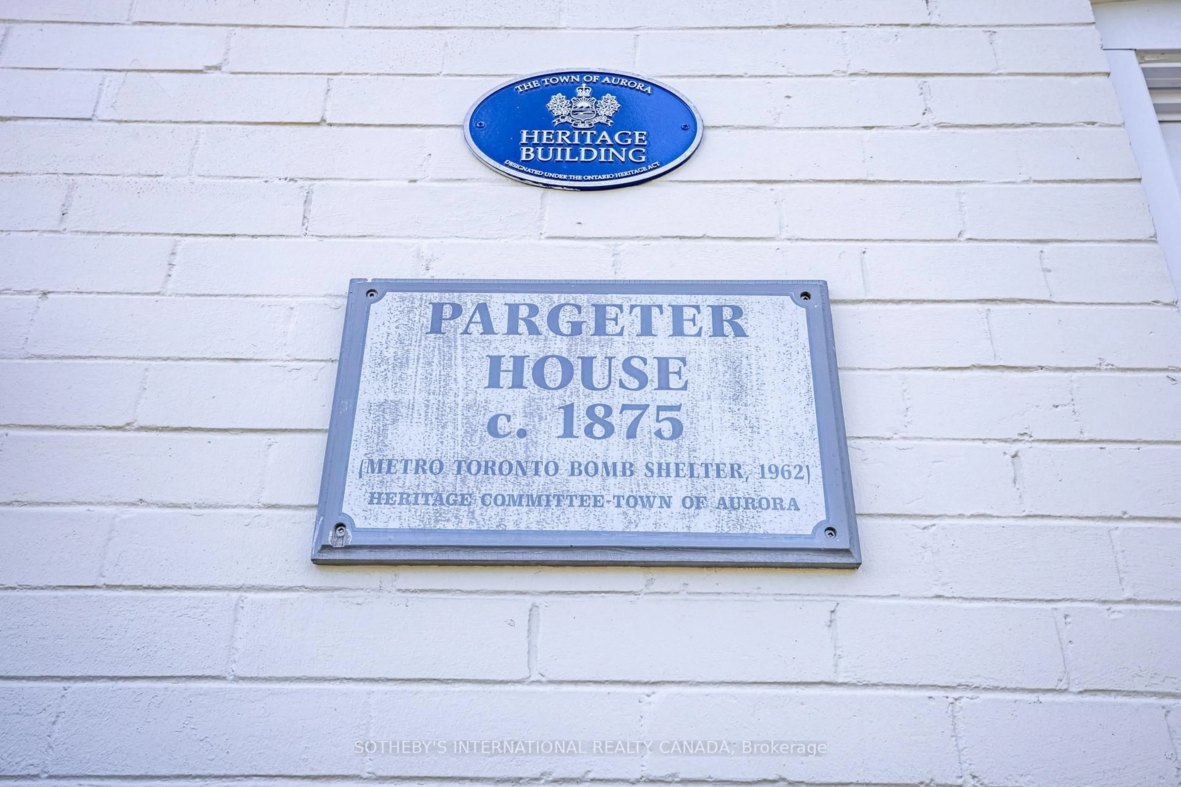 Indoor foyer for 220 Old Yonge St, Aurora Ontario L4G 6J6