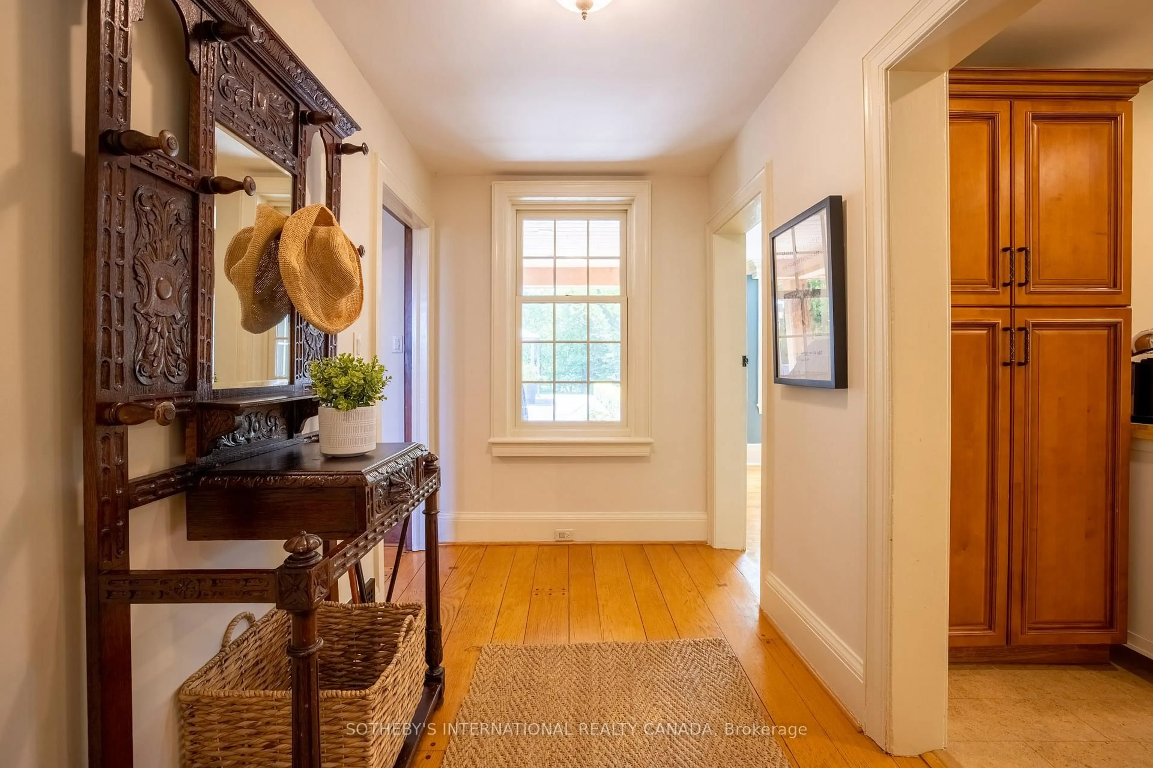 Indoor entryway for 220 Old Yonge St, Aurora Ontario L4G 6J6