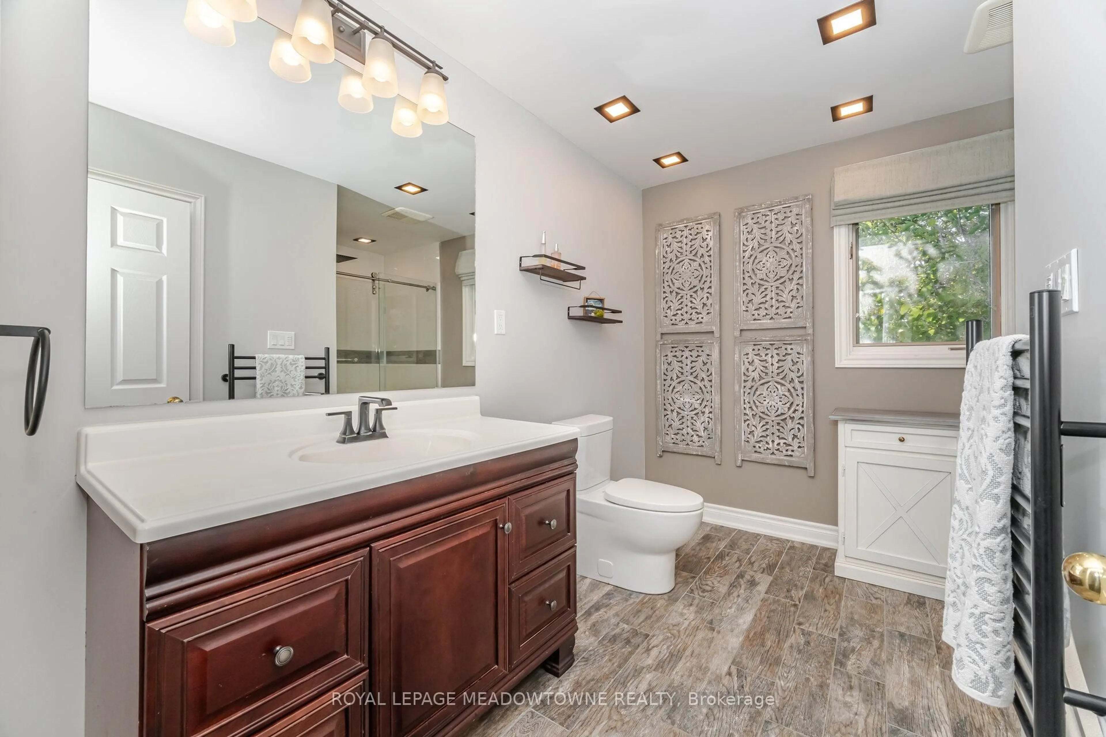 Contemporary bathroom, ceramic/tile floor for 6 Hollis Cres, East Gwillimbury Ontario L9N 1E7