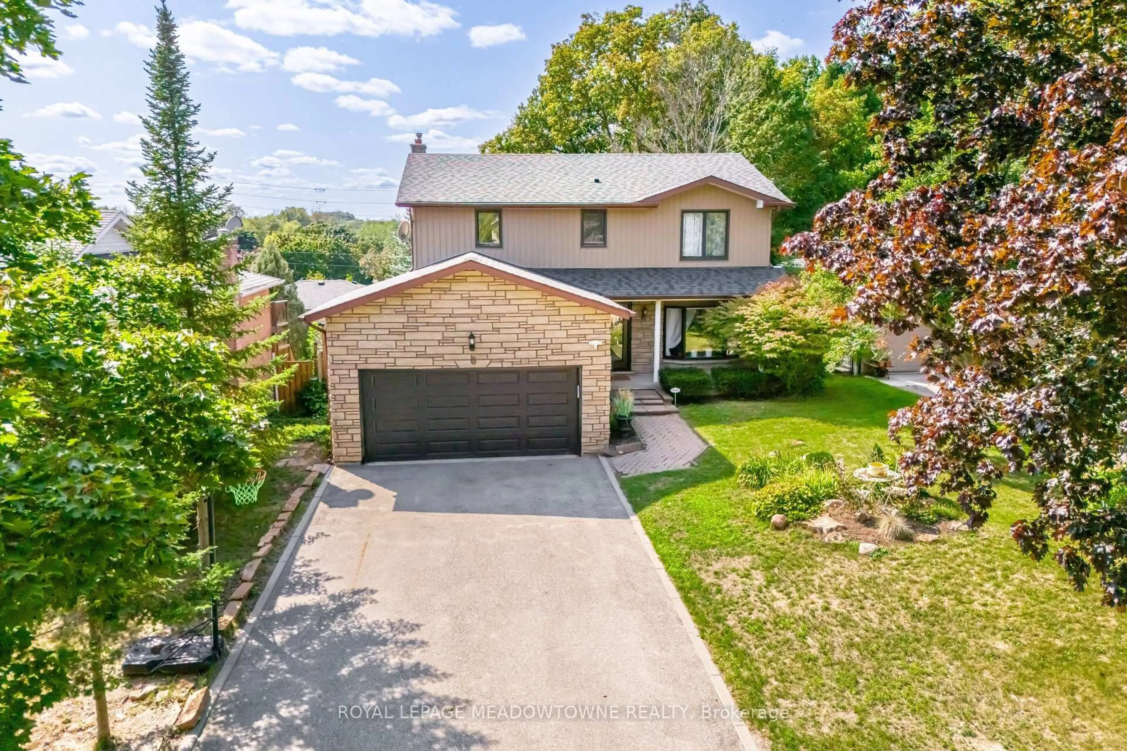 A pic from outside/outdoor area/front of a property/back of a property/a pic from drone, street for 6 Hollis Cres, East Gwillimbury Ontario L9N 1E7