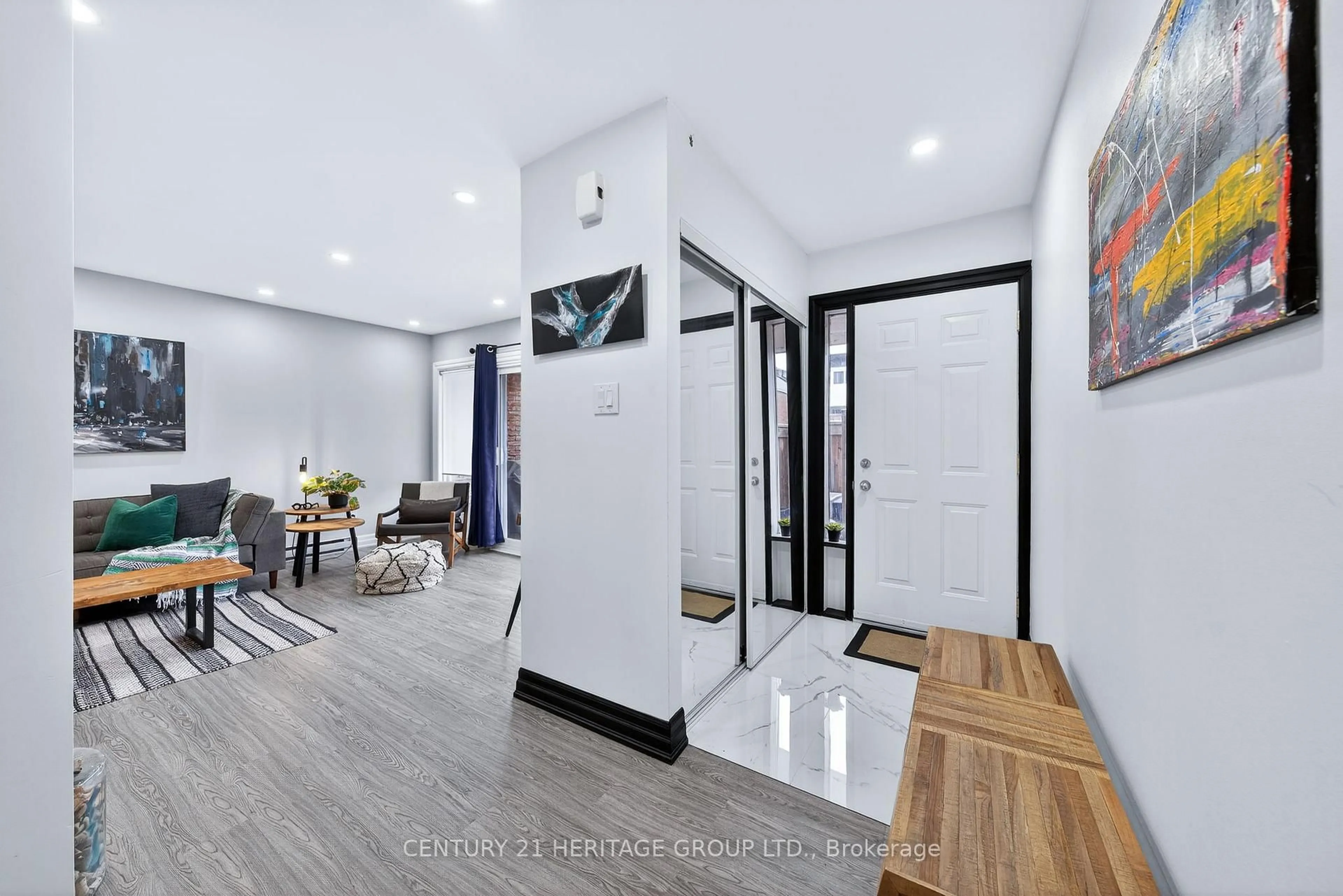 Indoor foyer for 293 Milestone Cres, Aurora Ontario L4G 3M2