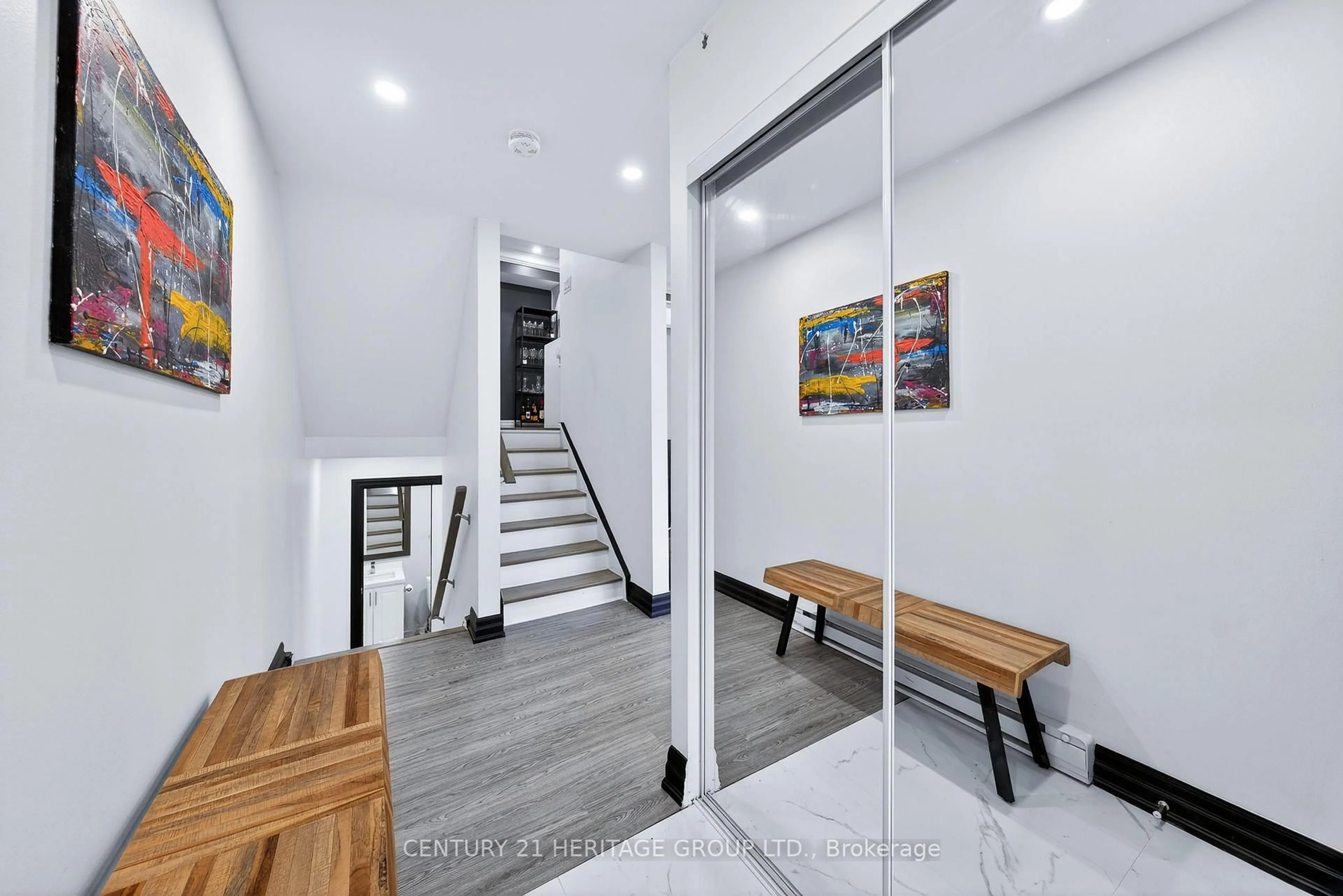 Indoor foyer for 293 Milestone Cres, Aurora Ontario L4G 3M2