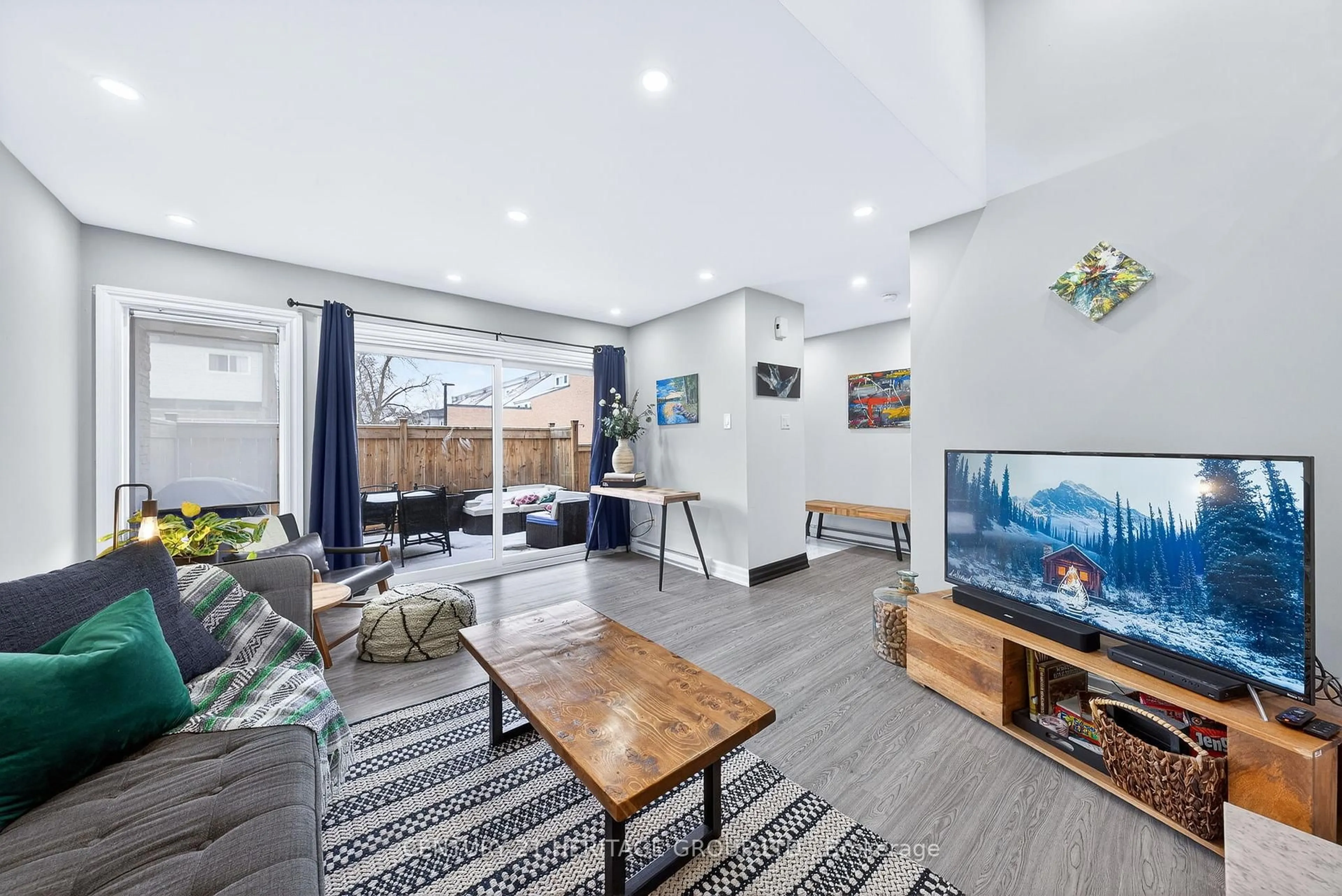 Living room with furniture, unknown for 293 Milestone Cres, Aurora Ontario L4G 3M2