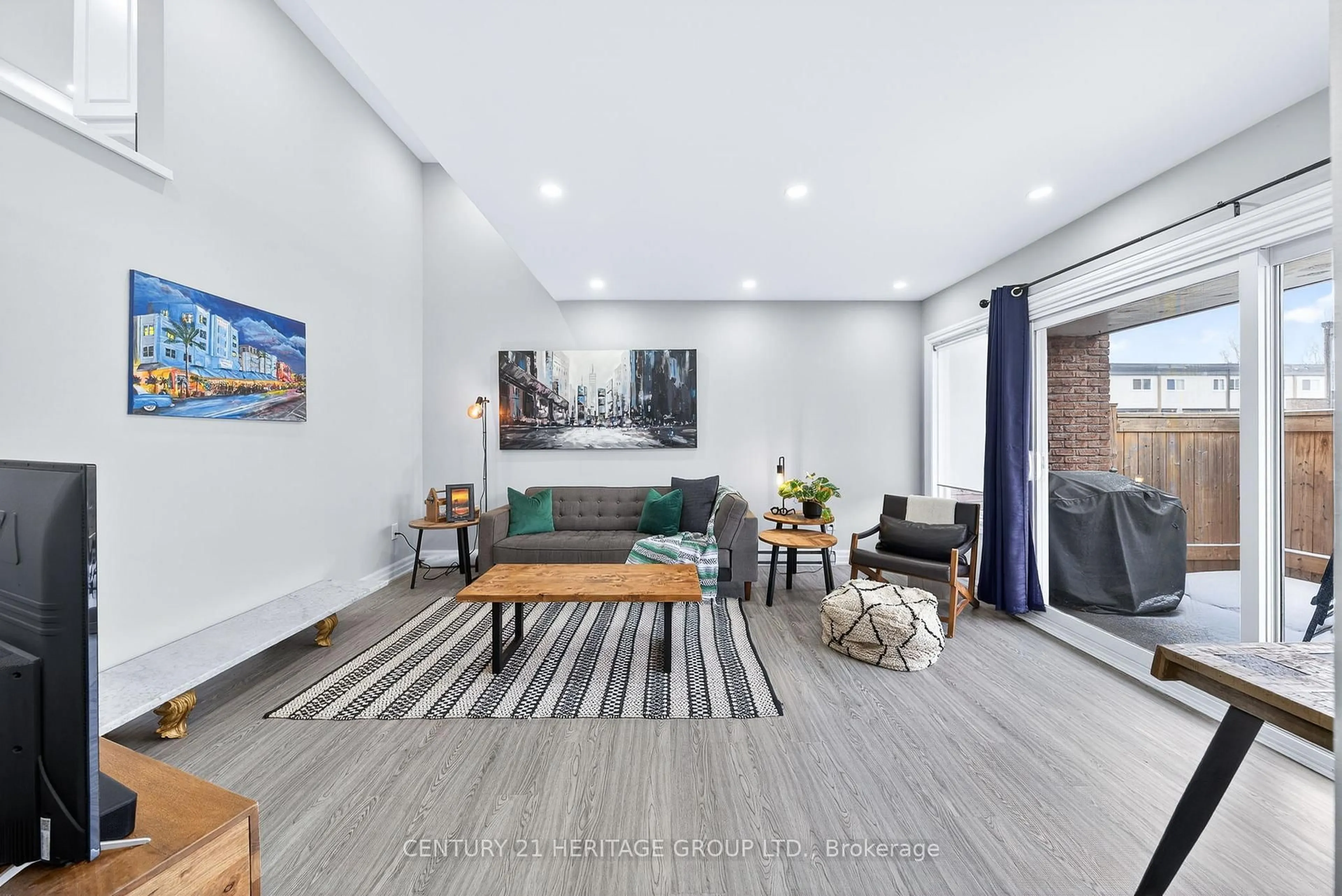 Living room with furniture, unknown for 293 Milestone Cres, Aurora Ontario L4G 3M2