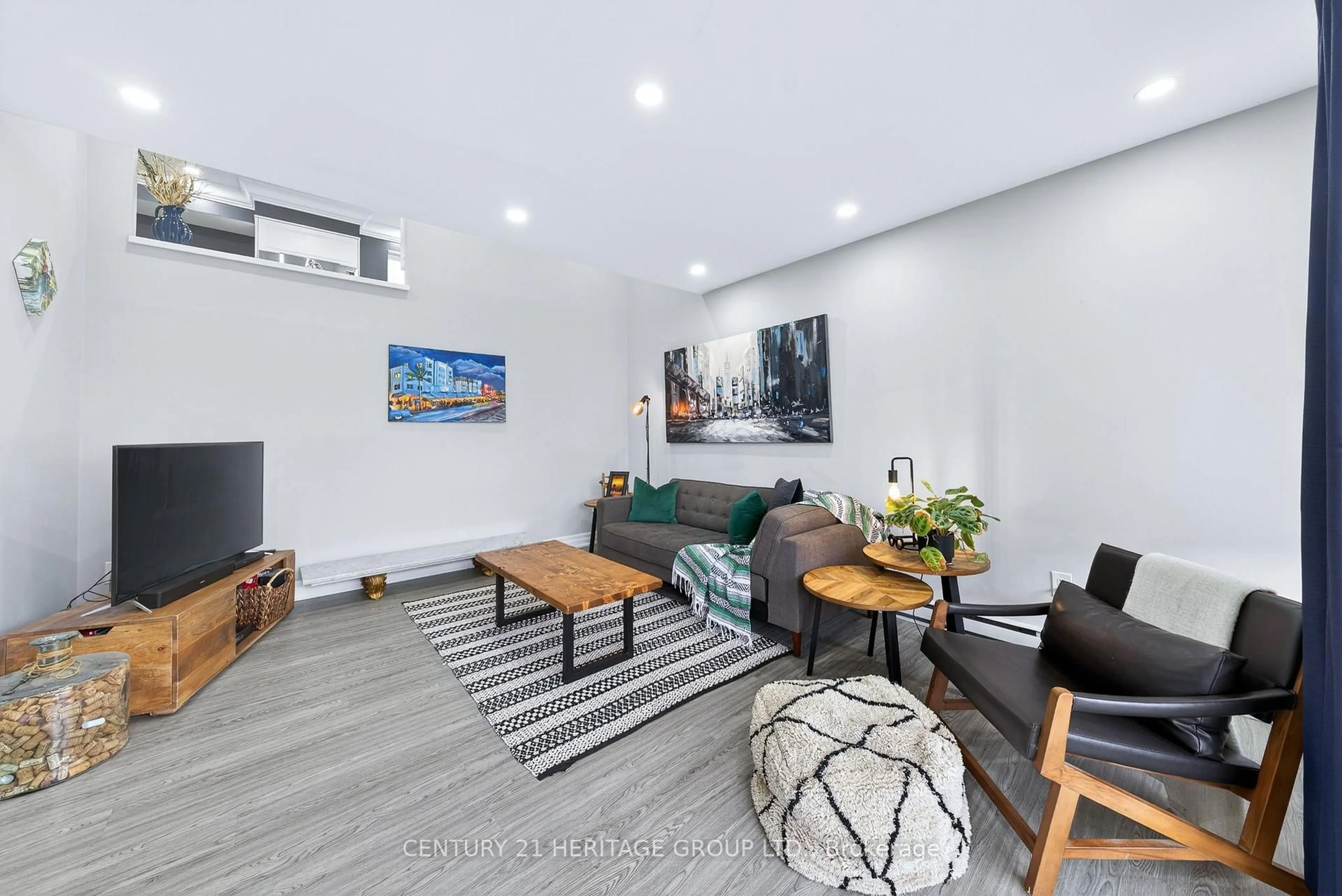 Living room with furniture, unknown for 293 Milestone Cres, Aurora Ontario L4G 3M2